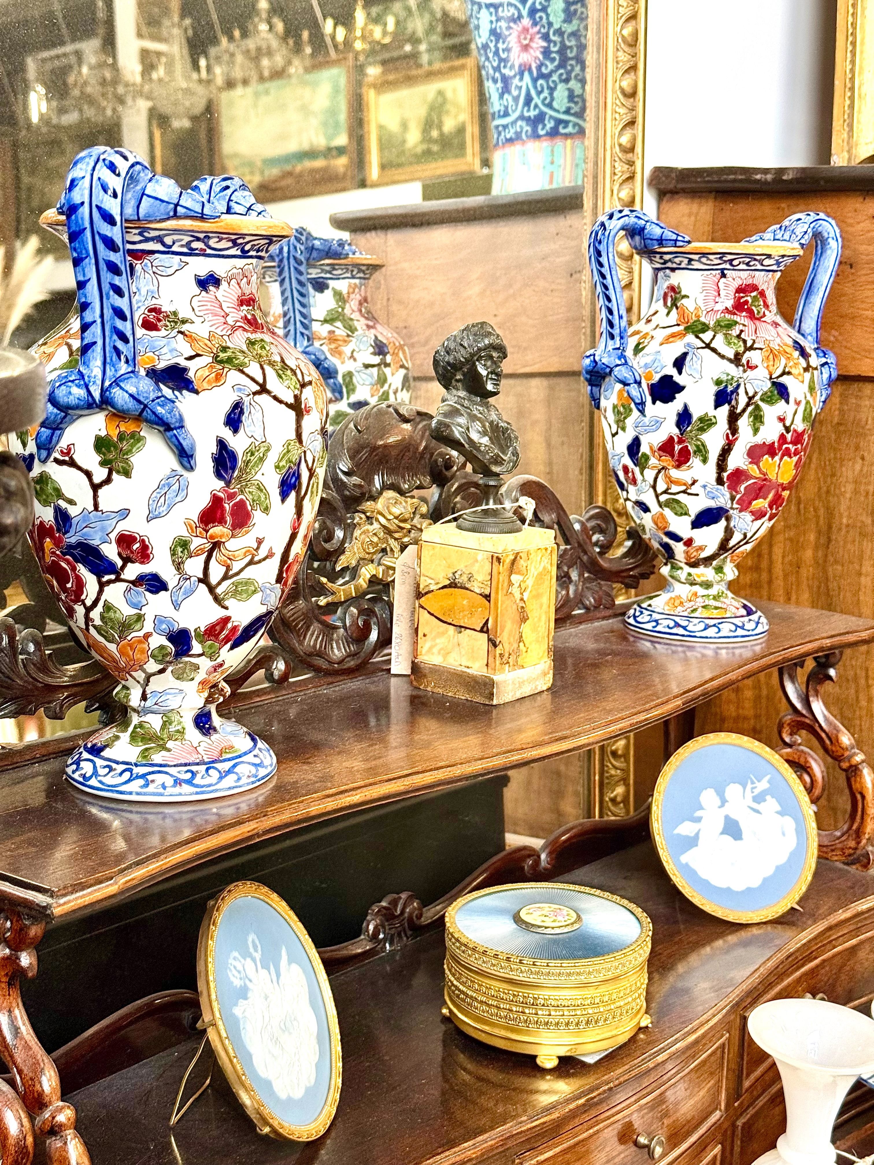 Paire de vases en faïence de Gien peints à la main, à décor floral, France