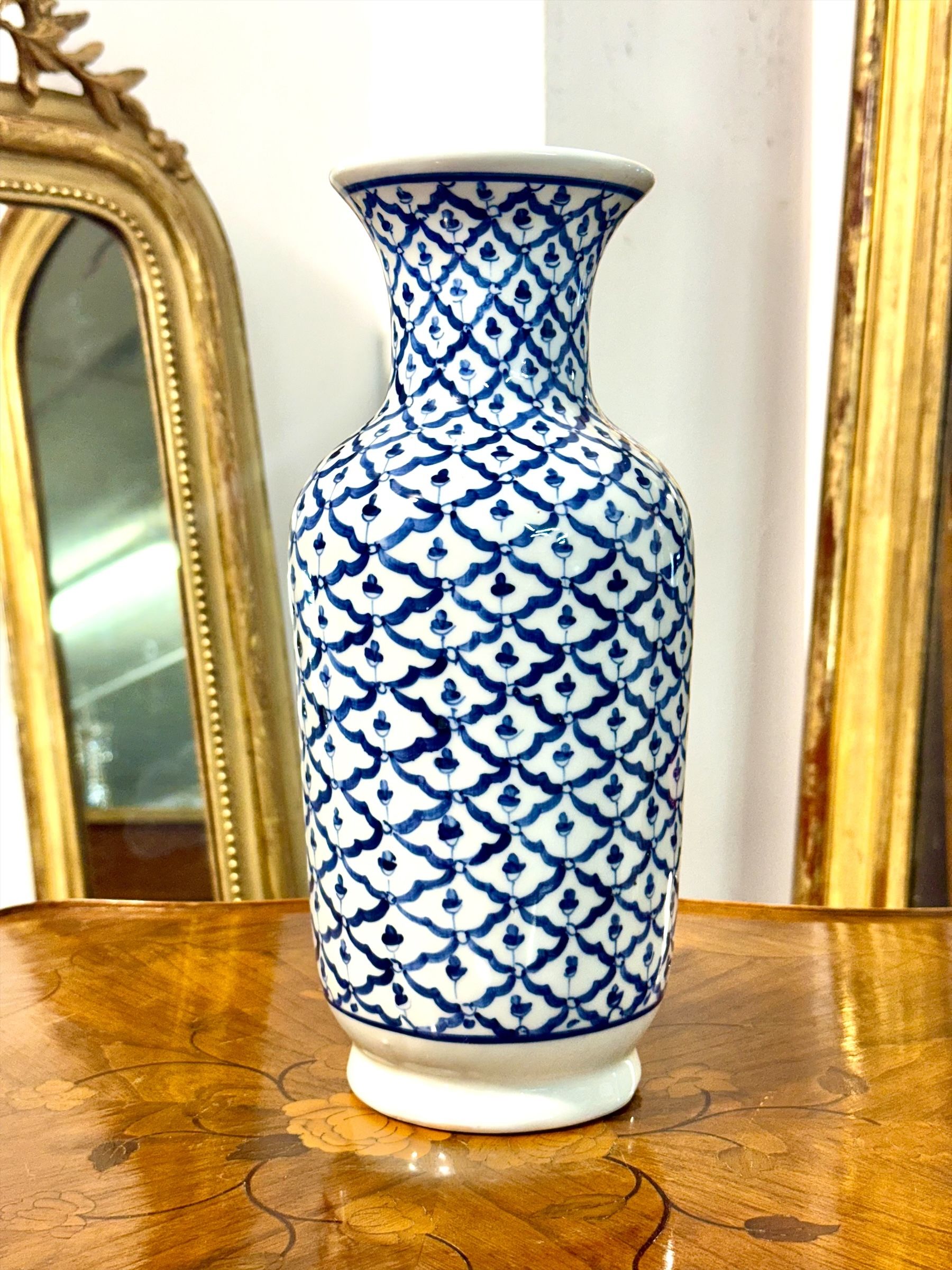 Vase en porcelaine bleue et blanche du milieu du XXe siècle, à décor floral en treillis