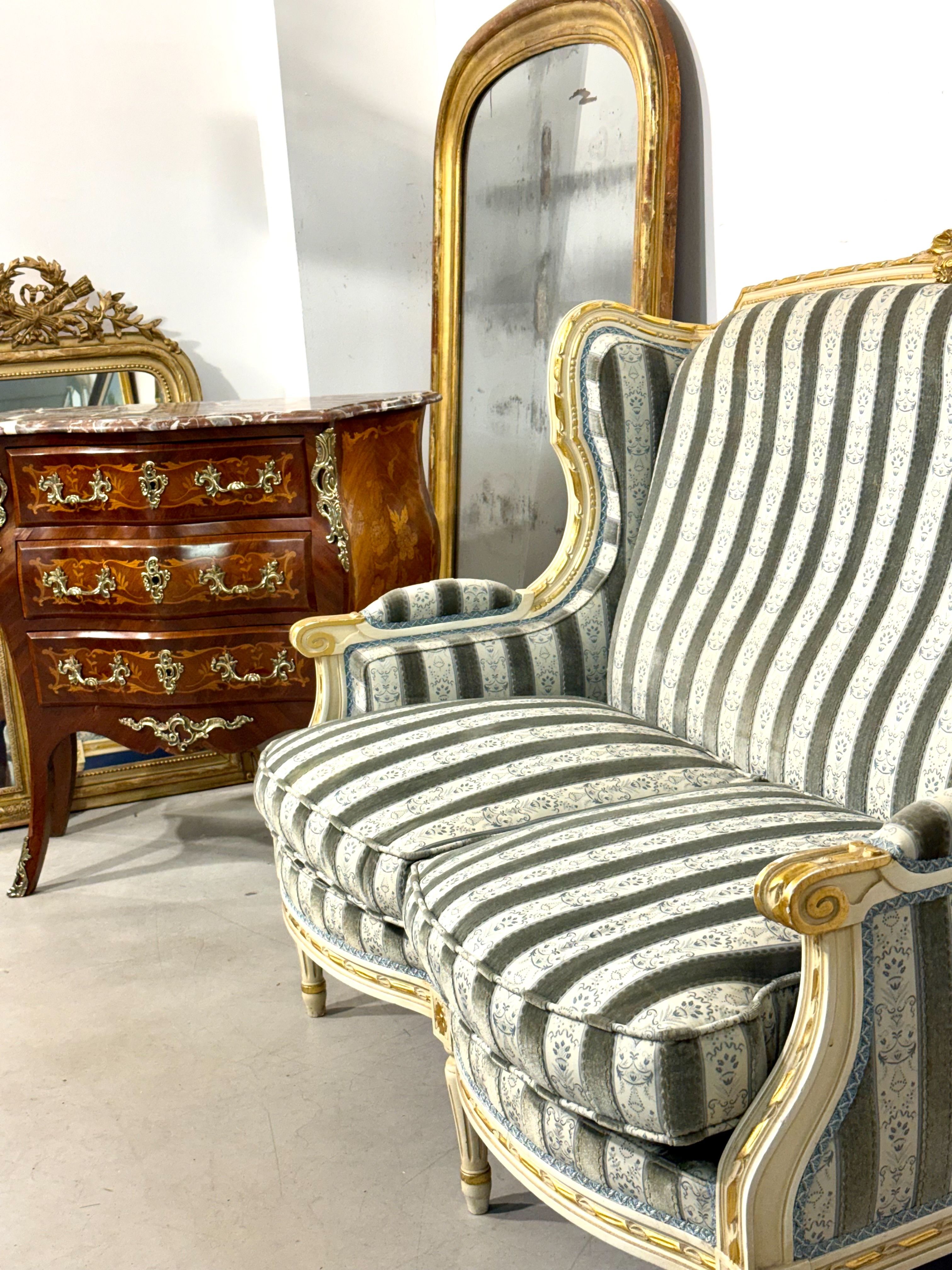 Canapé deux places peint et doré de style Louis XVI, France début du XXe siècle