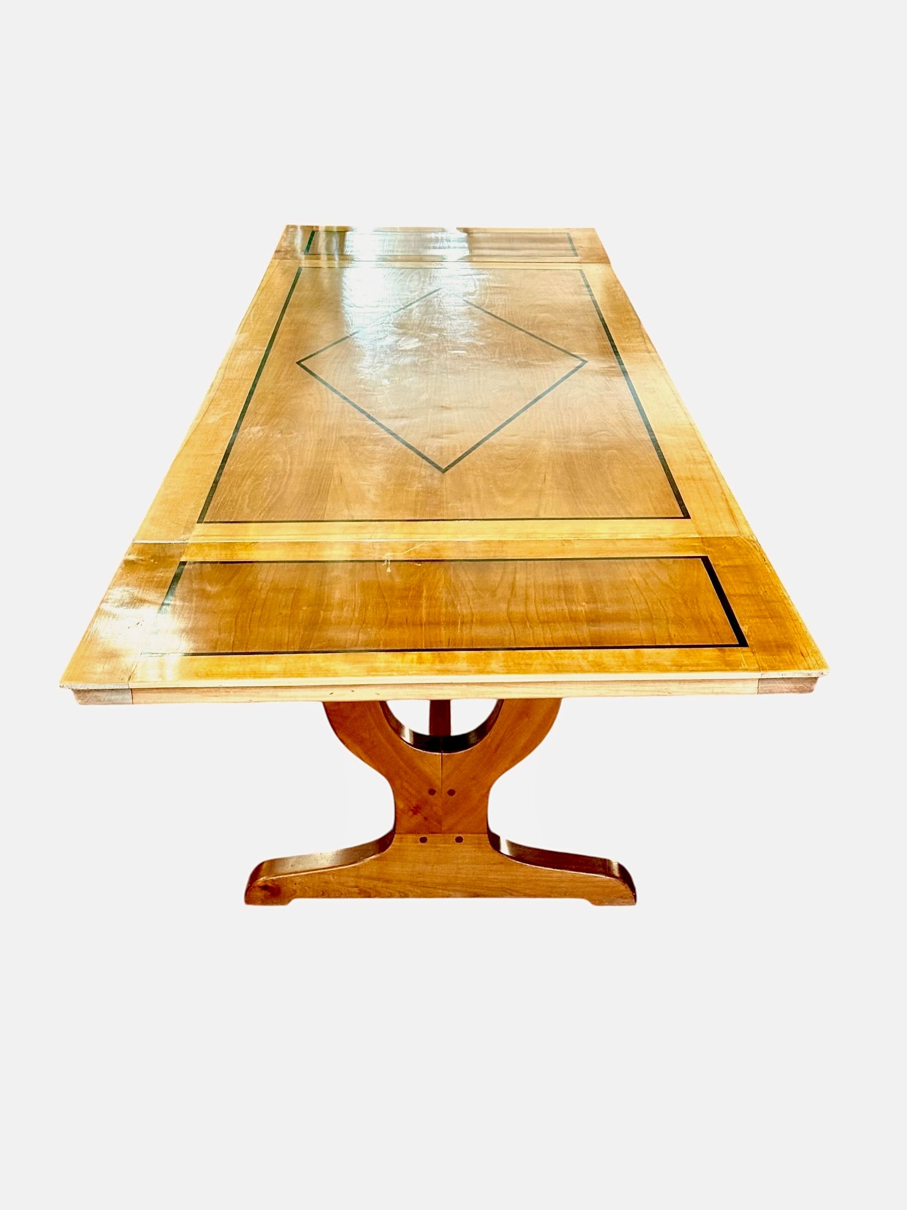 Table de salle à manger extensible Art déco en merisier, pour 6 à 14 personnes.