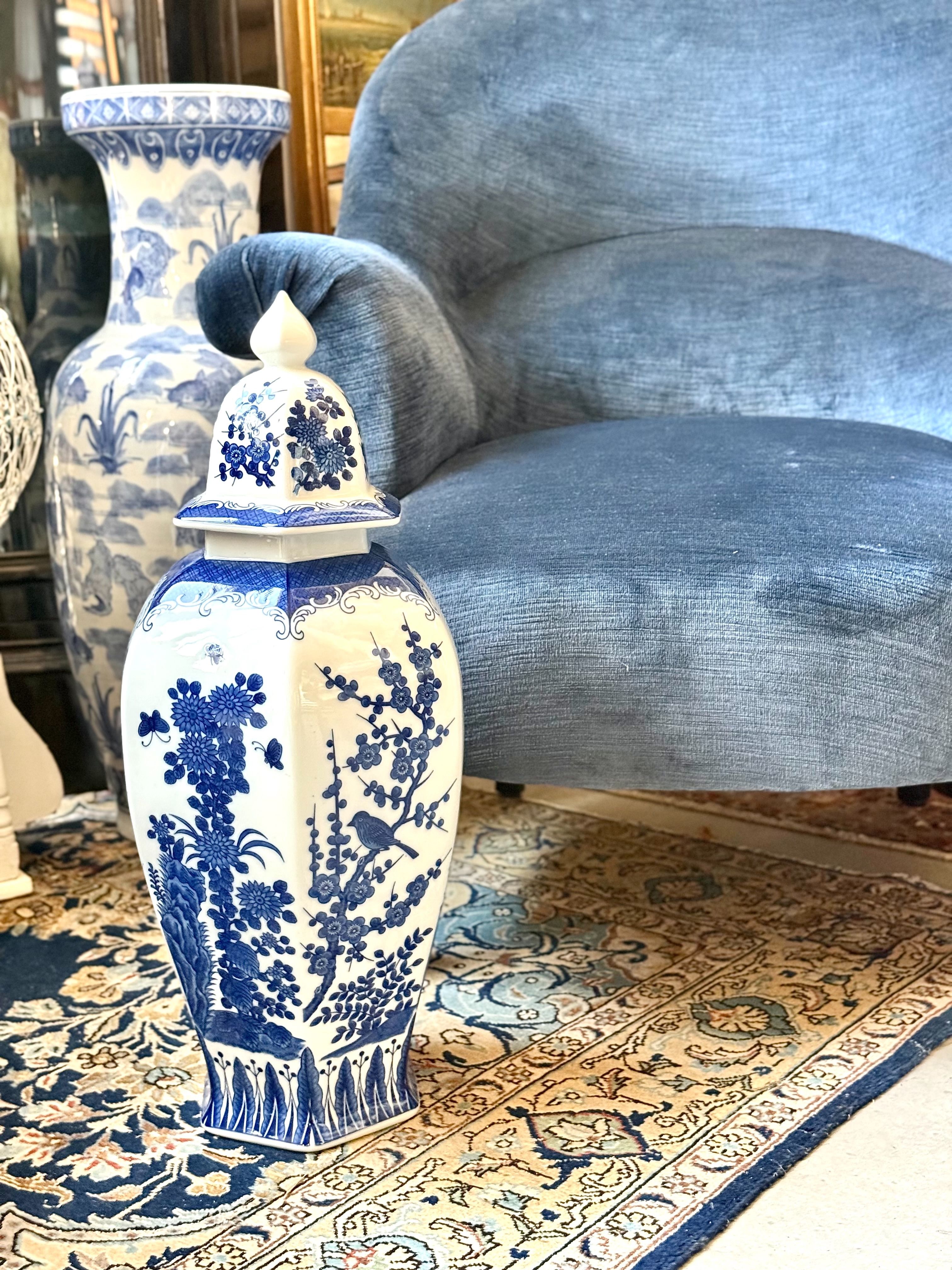 Grand vase hexagonal en porcelaine bleue et blanche avec couvercle, Chinoiserie