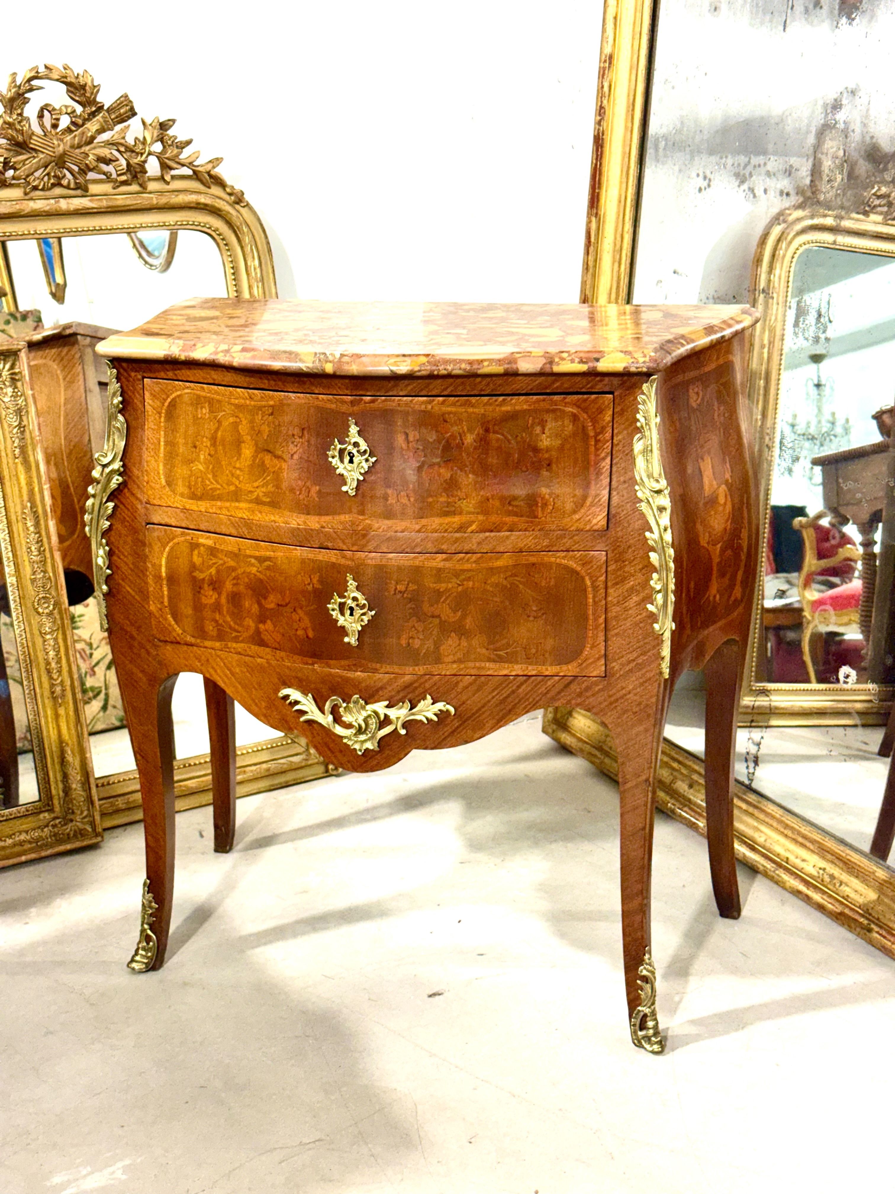 Commode marquetée de style Louis XV avec plateau en marbre brèche, France, XIXe siècle