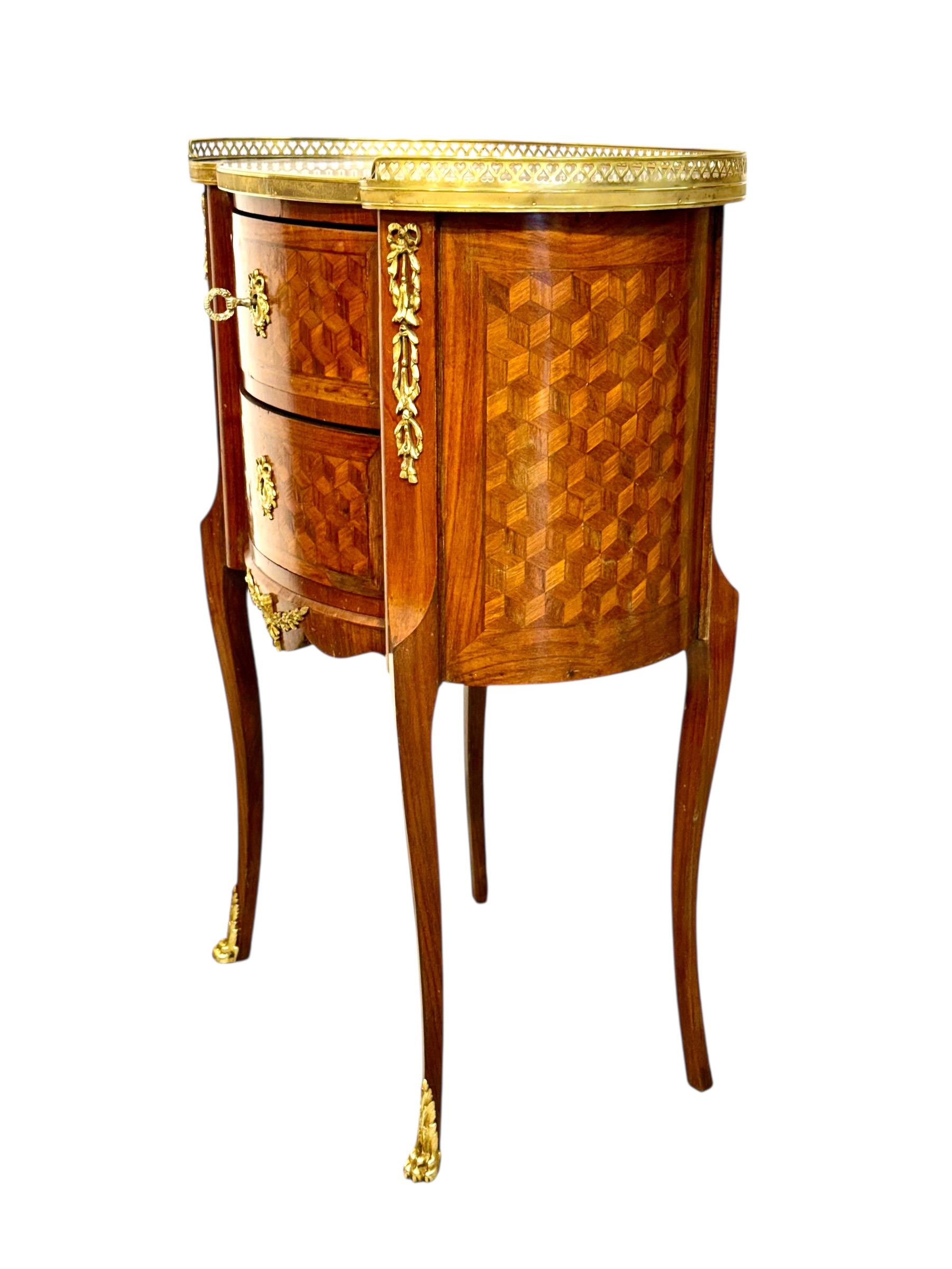 Commode rognon de style Louis XVI avec marqueterie de cubes, France XIXe siècle
