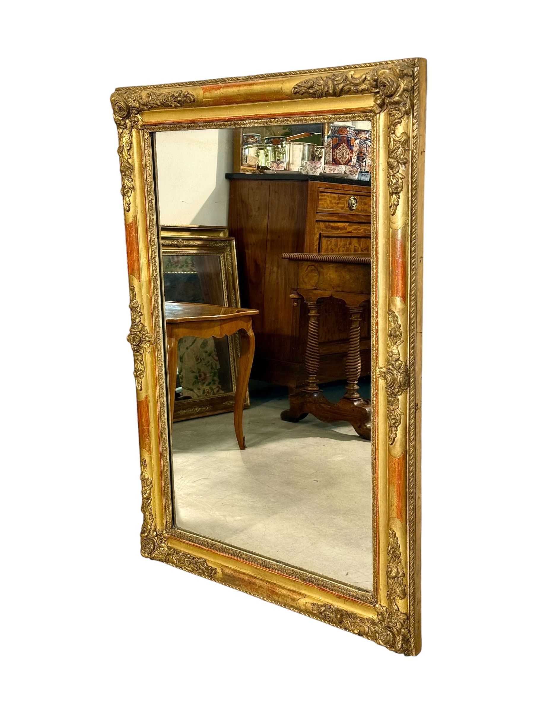 Grand miroir français Napoléon III en bois doré avec cadre sculpté de motifs floraux