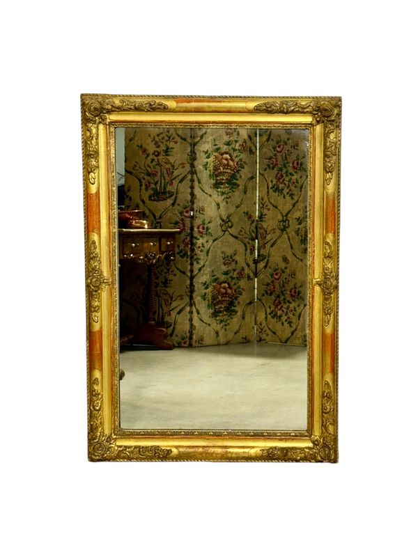 Grand miroir français Napoléon III en bois doré avec cadre sculpté de motifs floraux