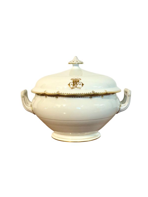 Soupière en porcelaine de Limoges de Charles Pillivuyt, monogramme doré