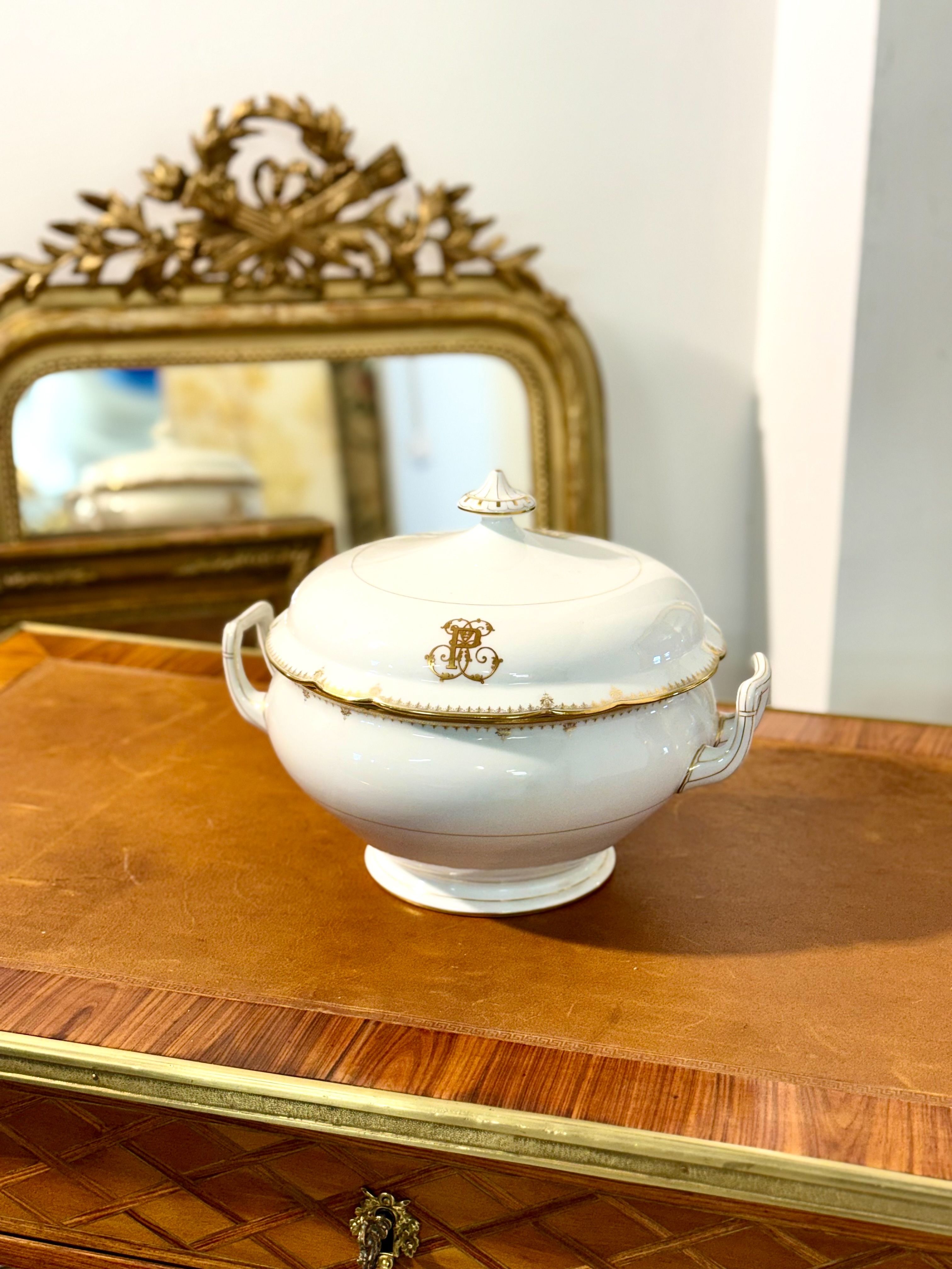 Soupière en porcelaine de Limoges de Charles Pillivuyt, monogramme doré