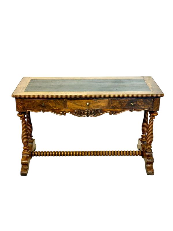 Table à écrire française en noyer du XIXe siècle avec pieds torsadés