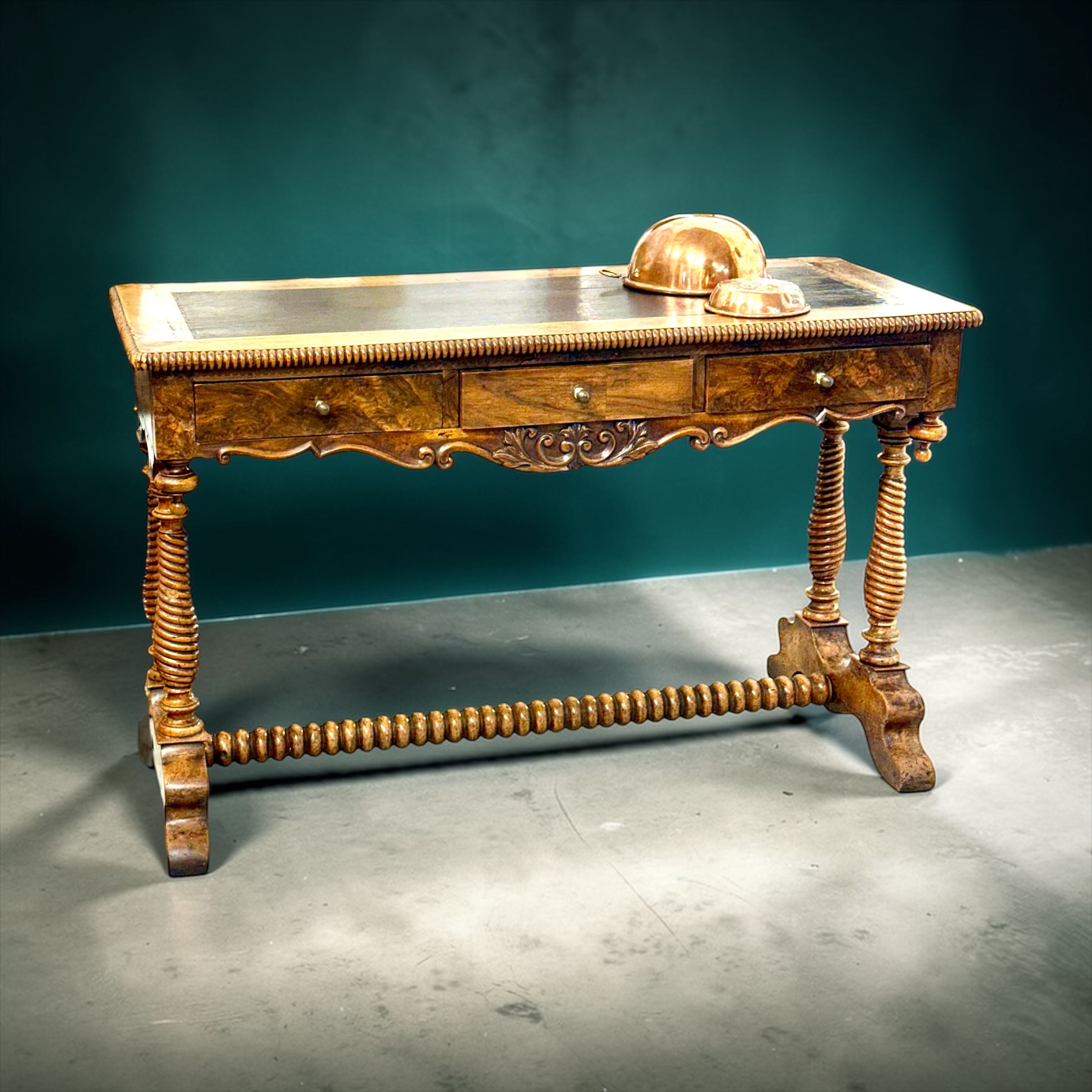Table à écrire française en noyer du XIXe siècle avec pieds torsadés