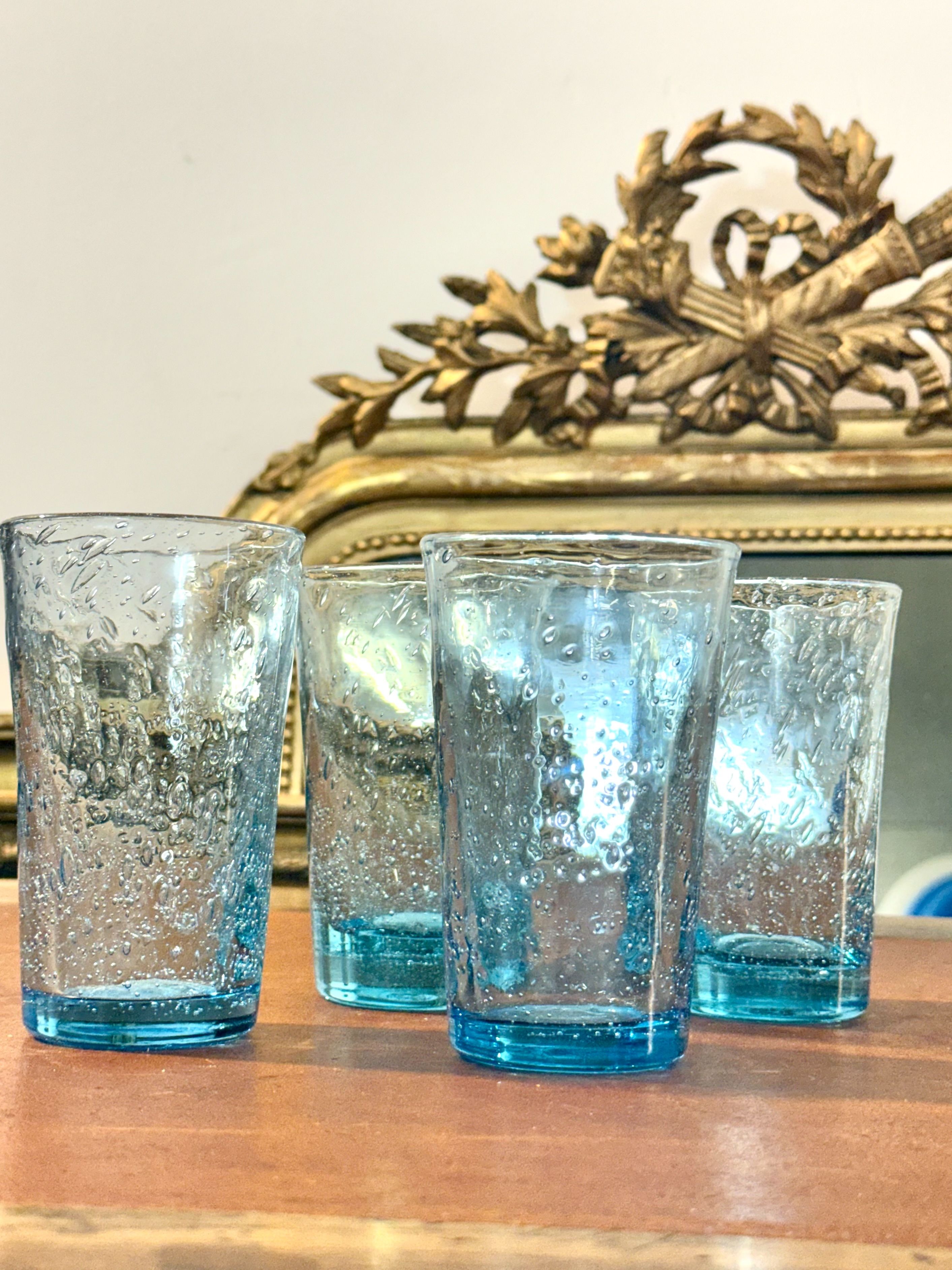 Ensemble de quatre verres à bulles bleus soufflés, XXe siècle