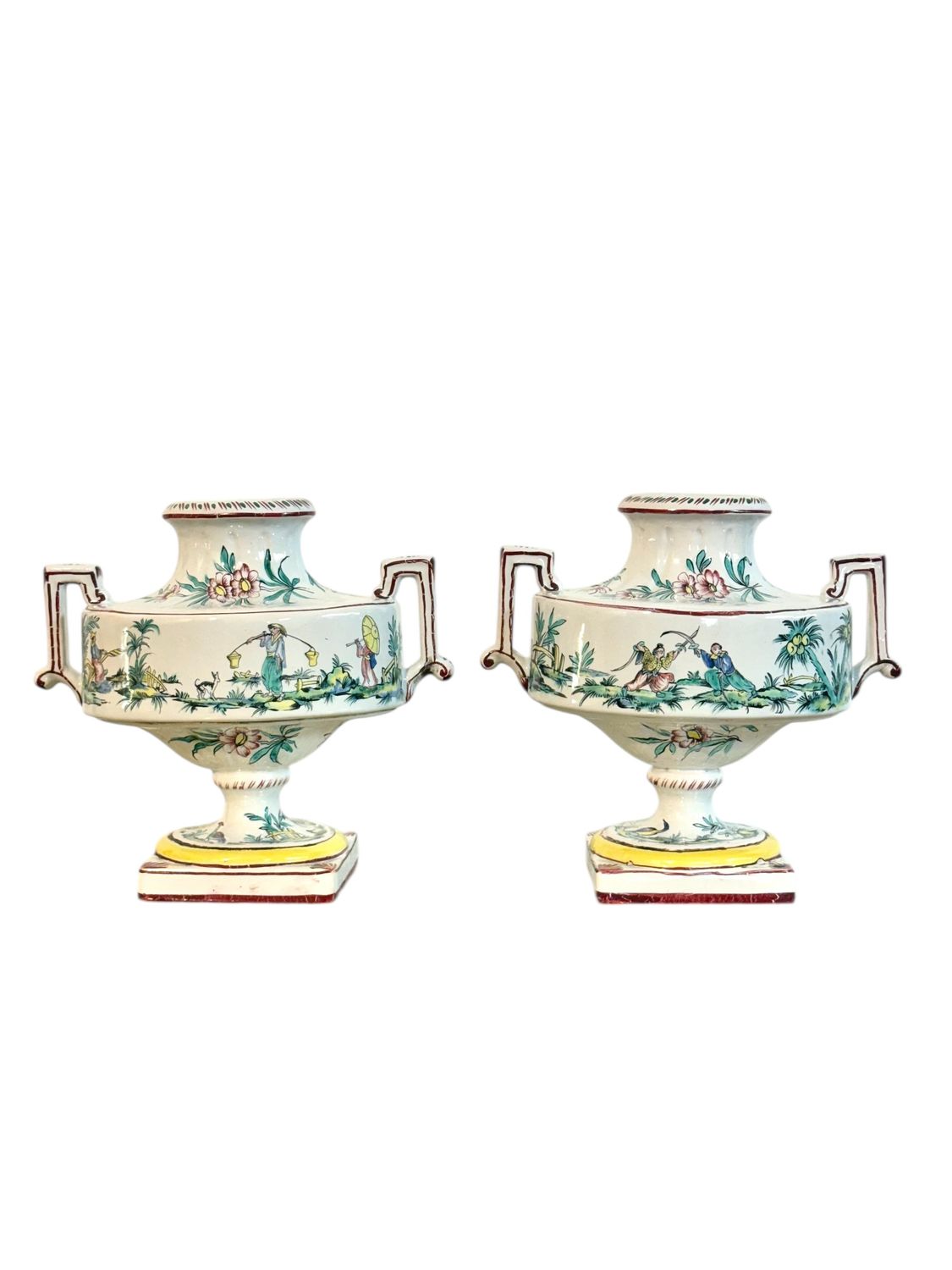 Paire d'urnes en faïence peintes à la main, de style chinoiserie, France XIXe siècle