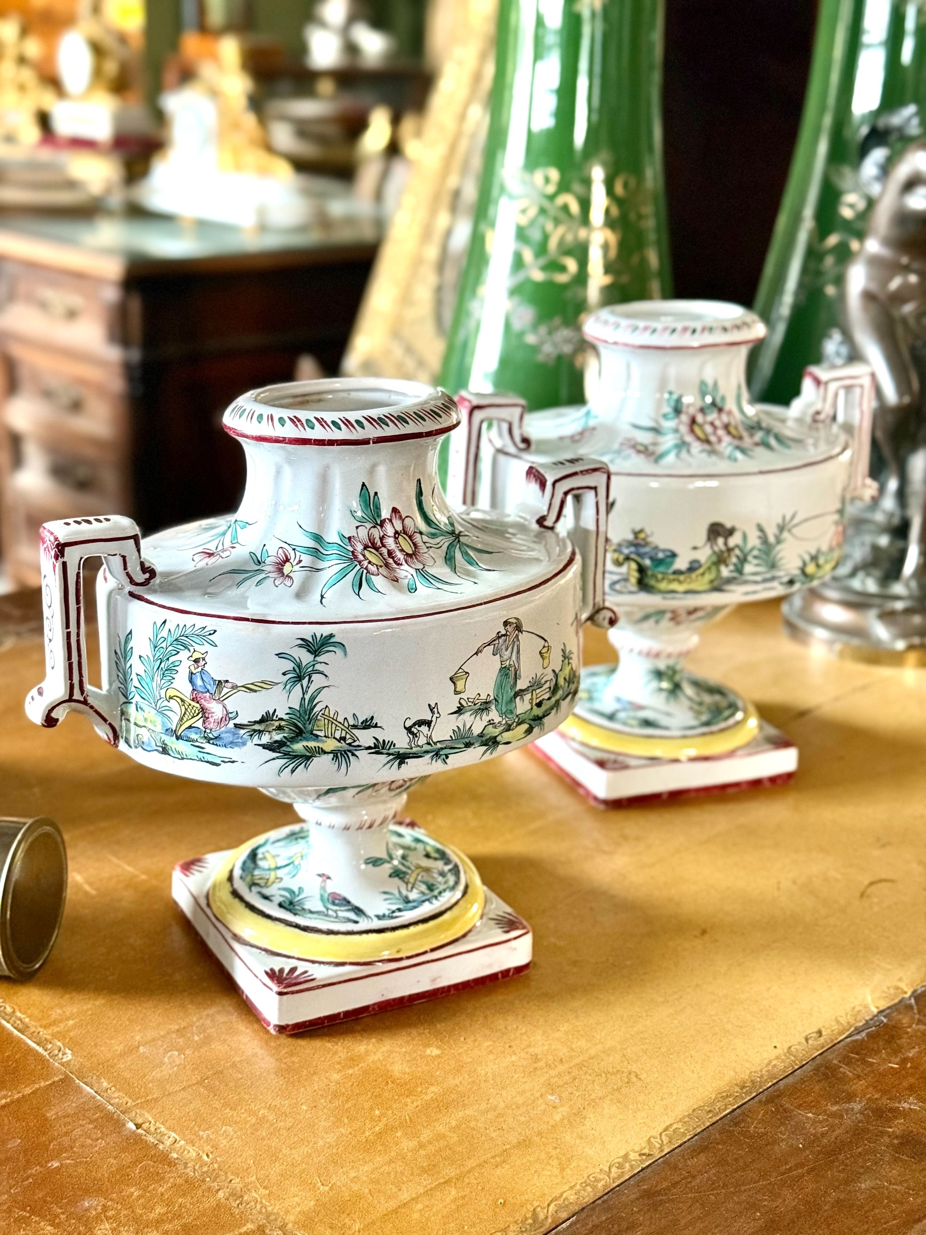 Paire d'urnes en faïence peintes à la main, de style chinoiserie, France XIXe siècle