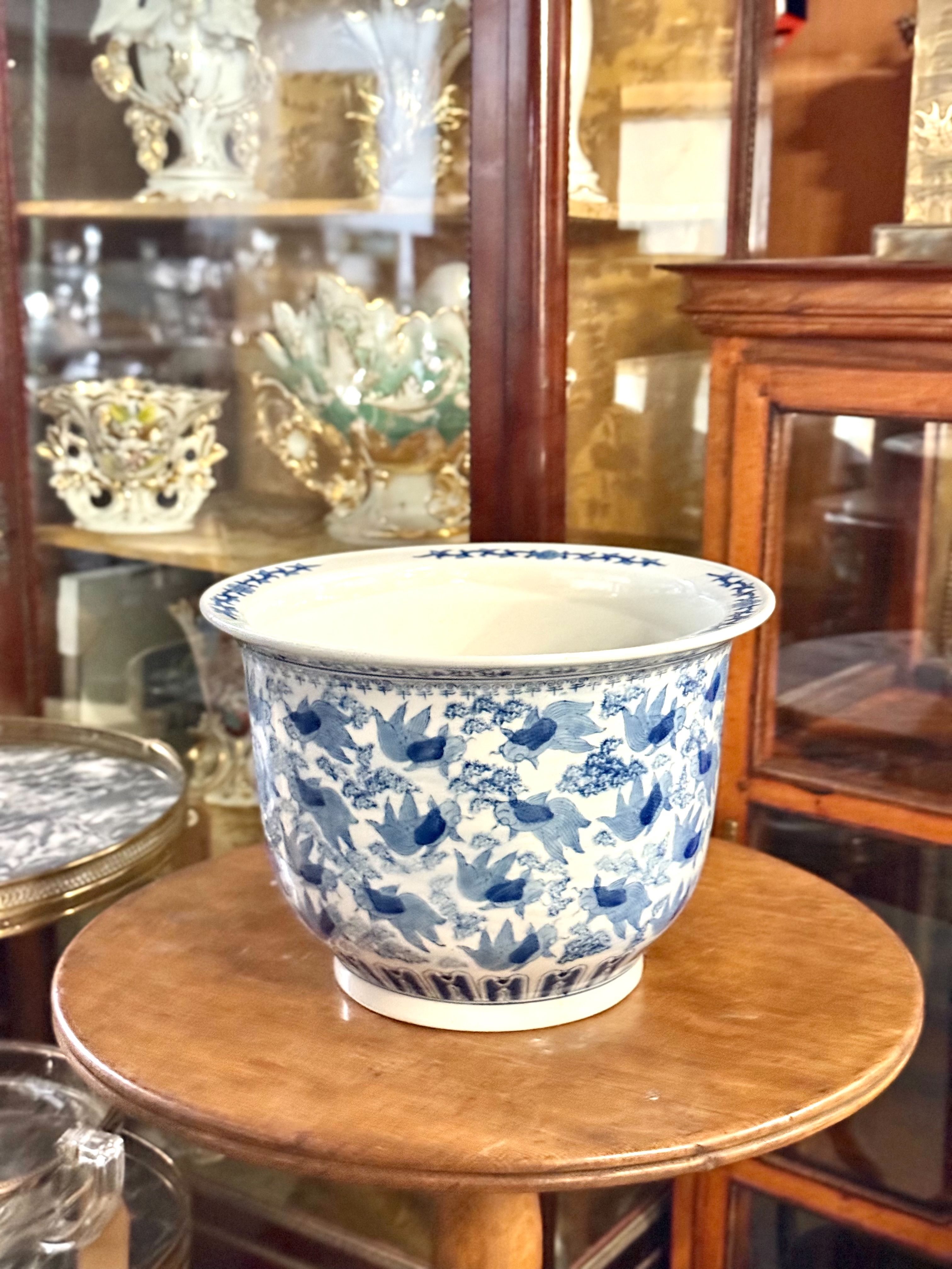Jardinière en porcelaine bleue et blanche de Chine à décor de carpes, vers 1900