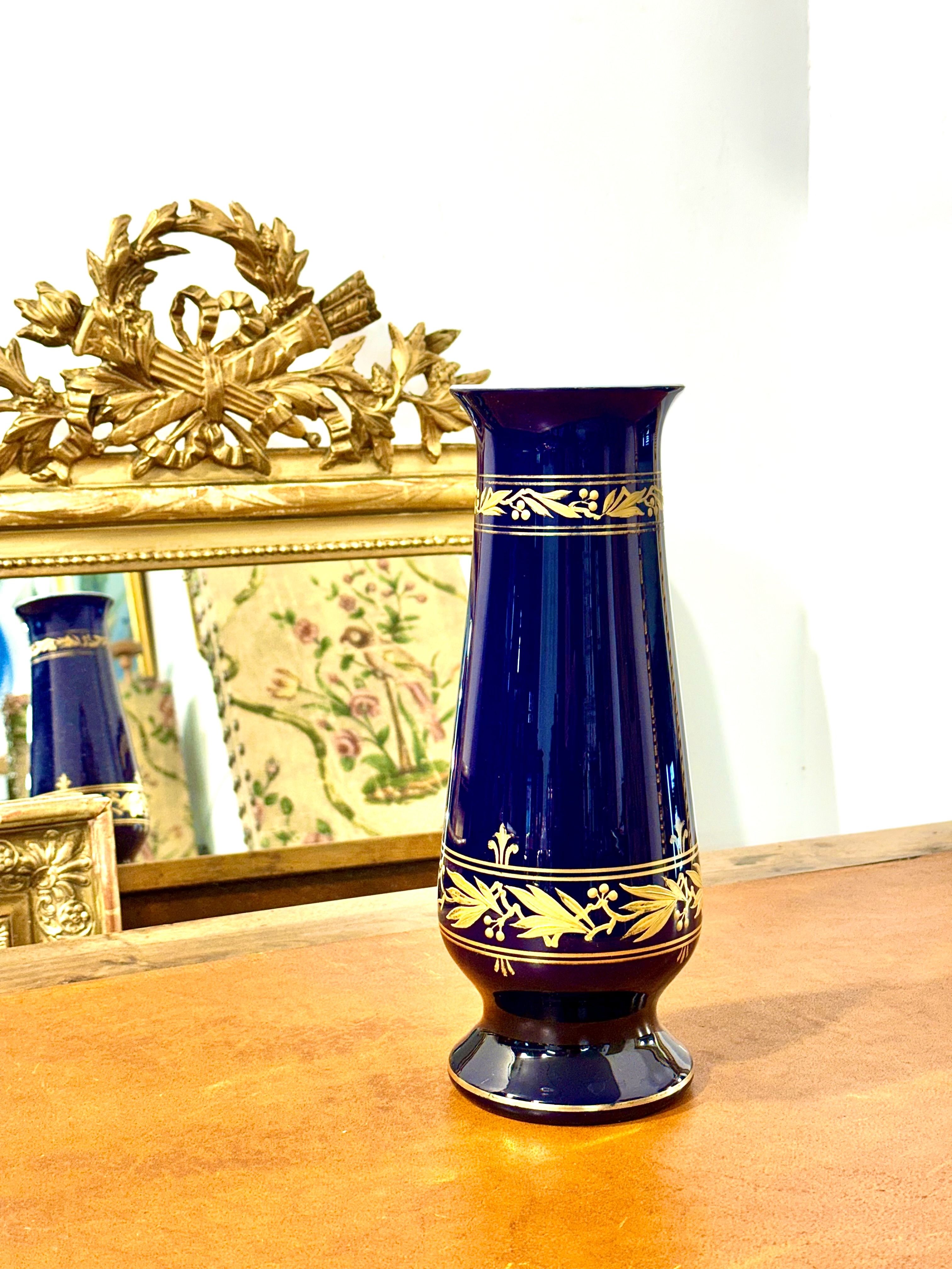 Vase en Opaline bleu cobalt à frises dorées, France vers 1900