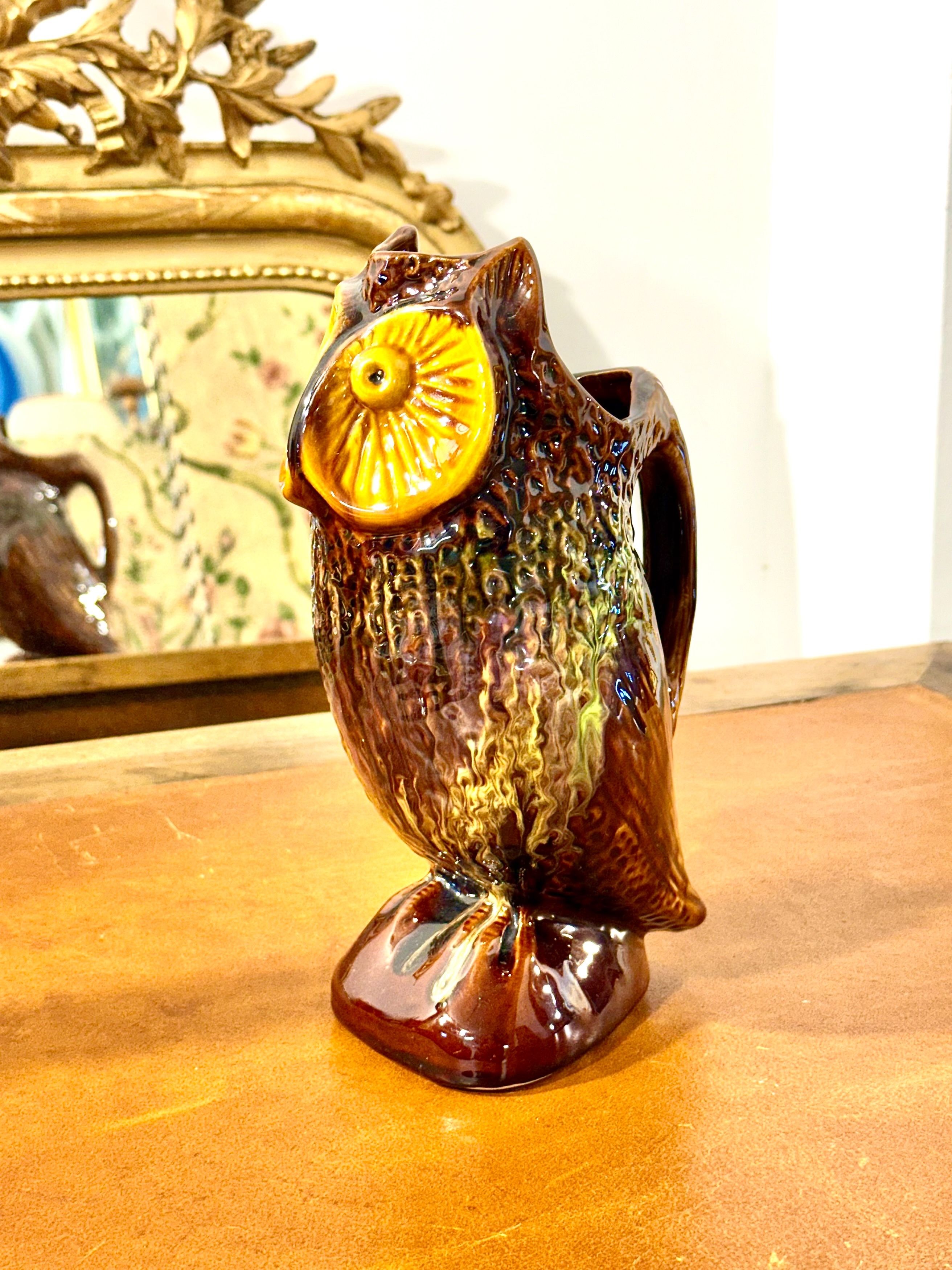 Pichet en céramique en forme de hibou, Barbotine brune émaillée, France, vers 1960