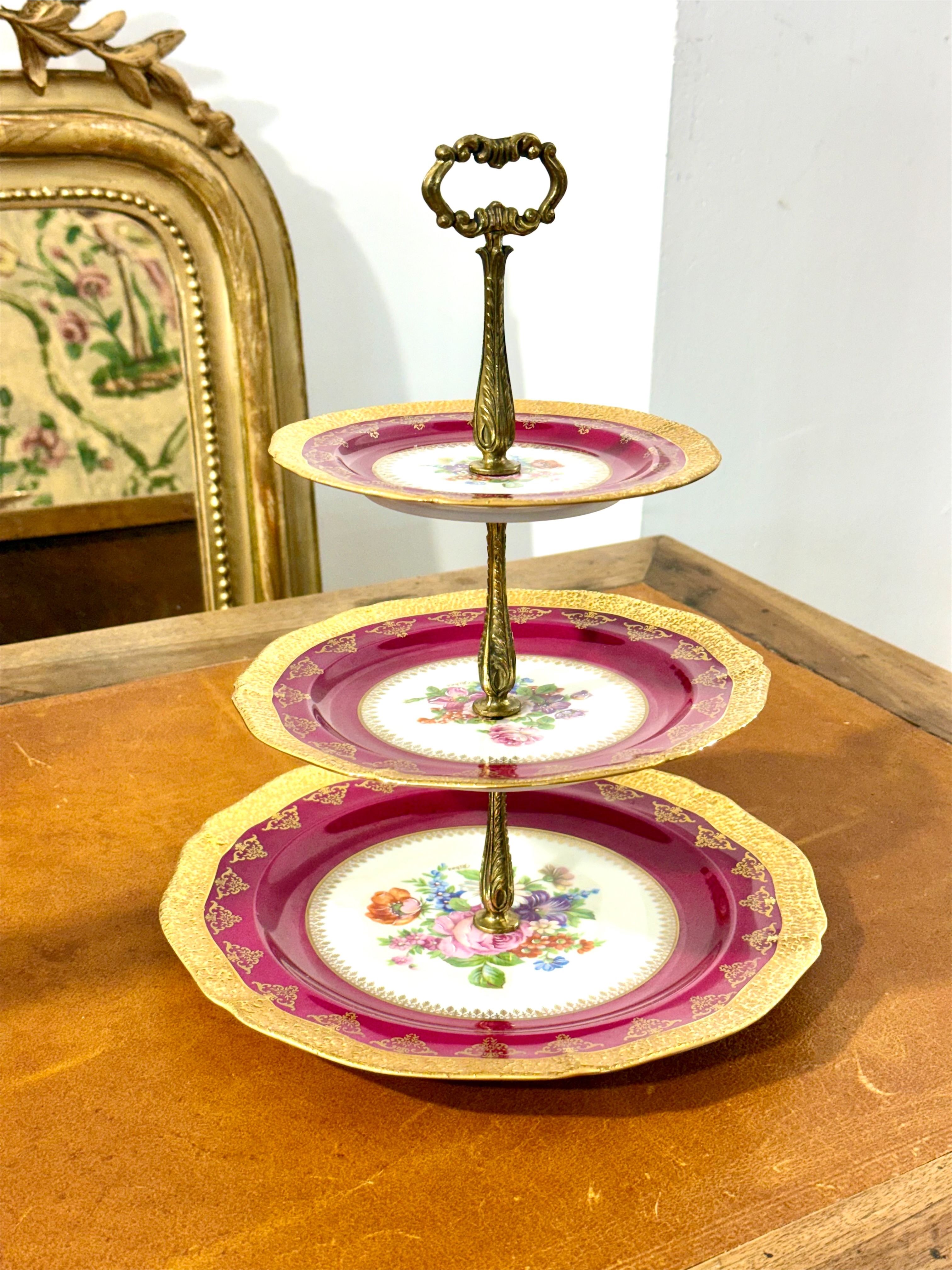Centre de table à trois étages en porcelaine de Limoges Ribes, décor doré et floral
