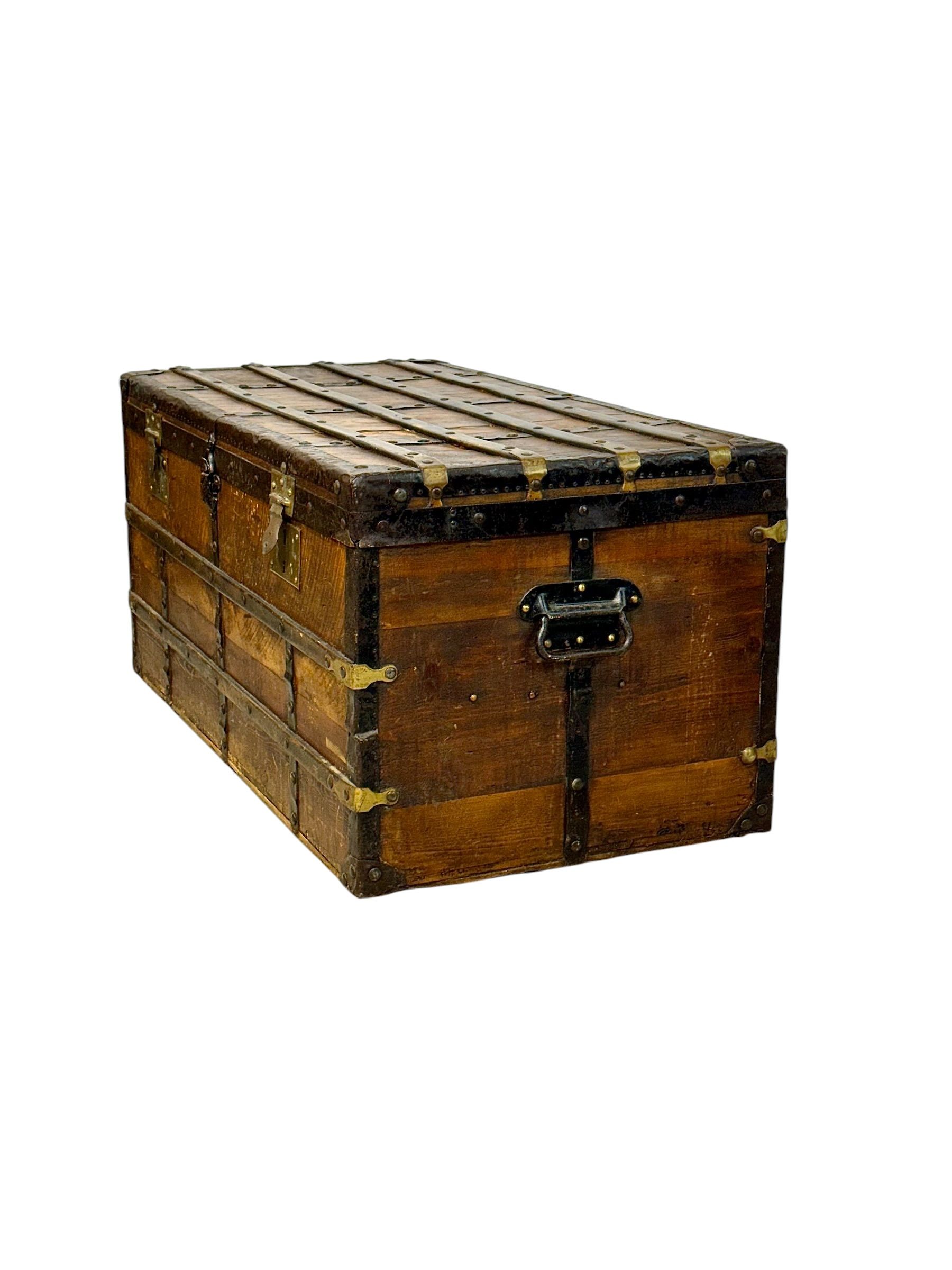 Malle de voyage en bois du XIXe siècle avec sangles en fer