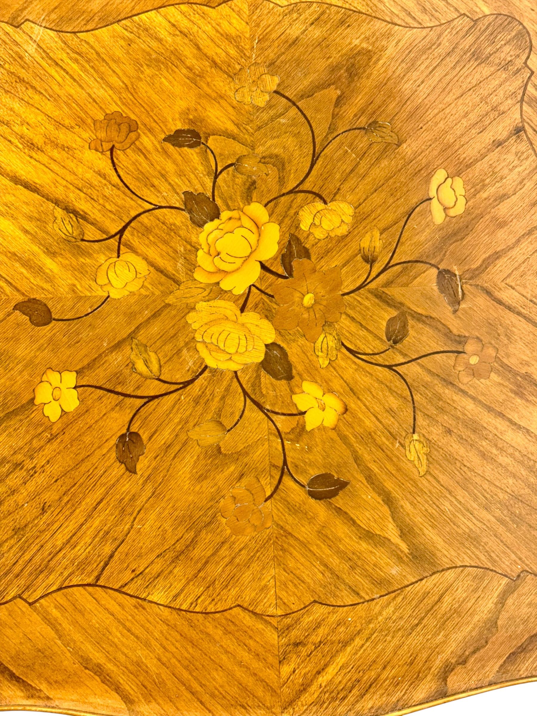 Table basse en marqueterie de noyer français, incrustation florale, milieu du XXe siècle.