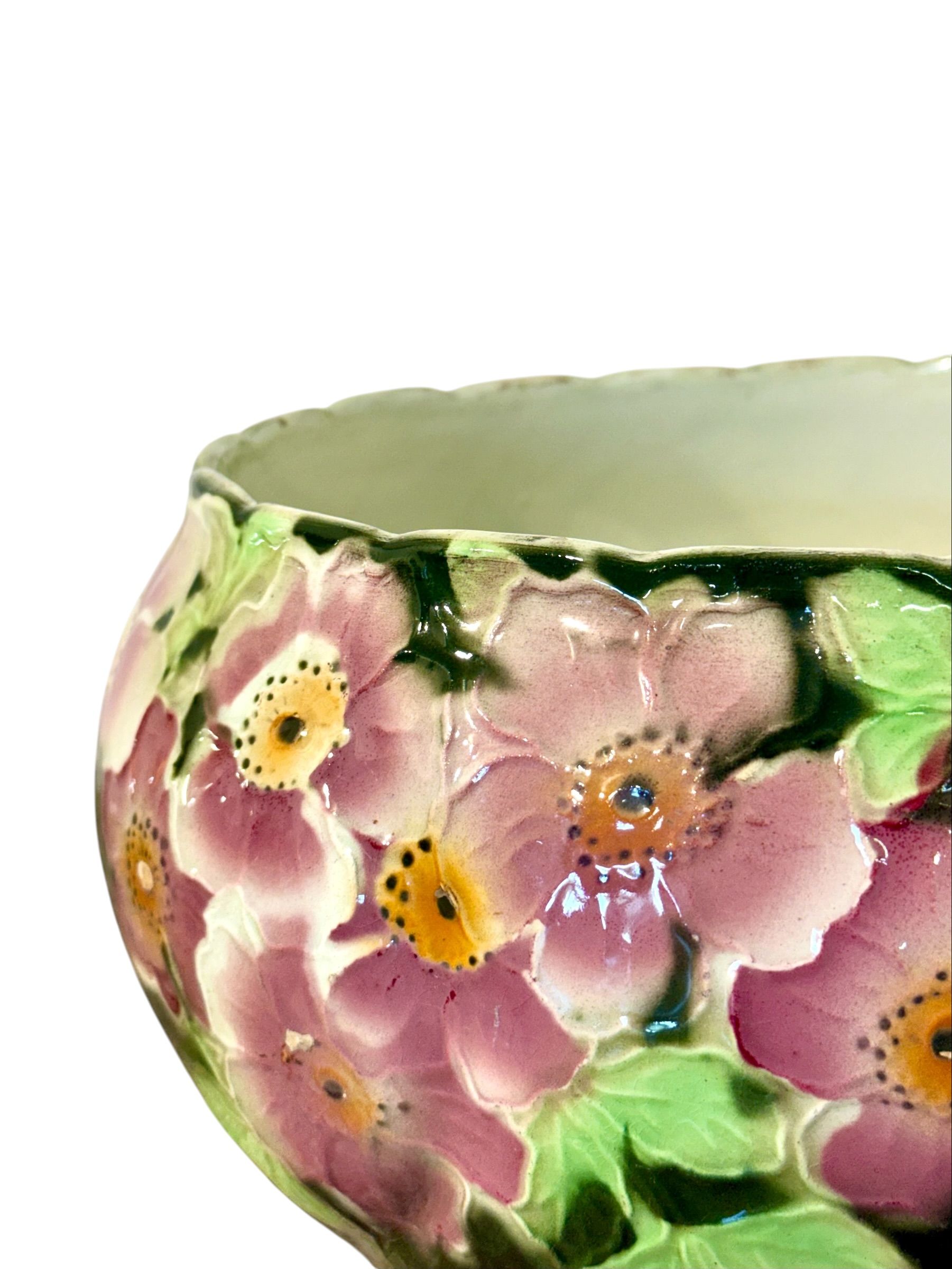 Jardinière Antique en Barbotine de Saint-Clément à Motif Floral Rose et Vert