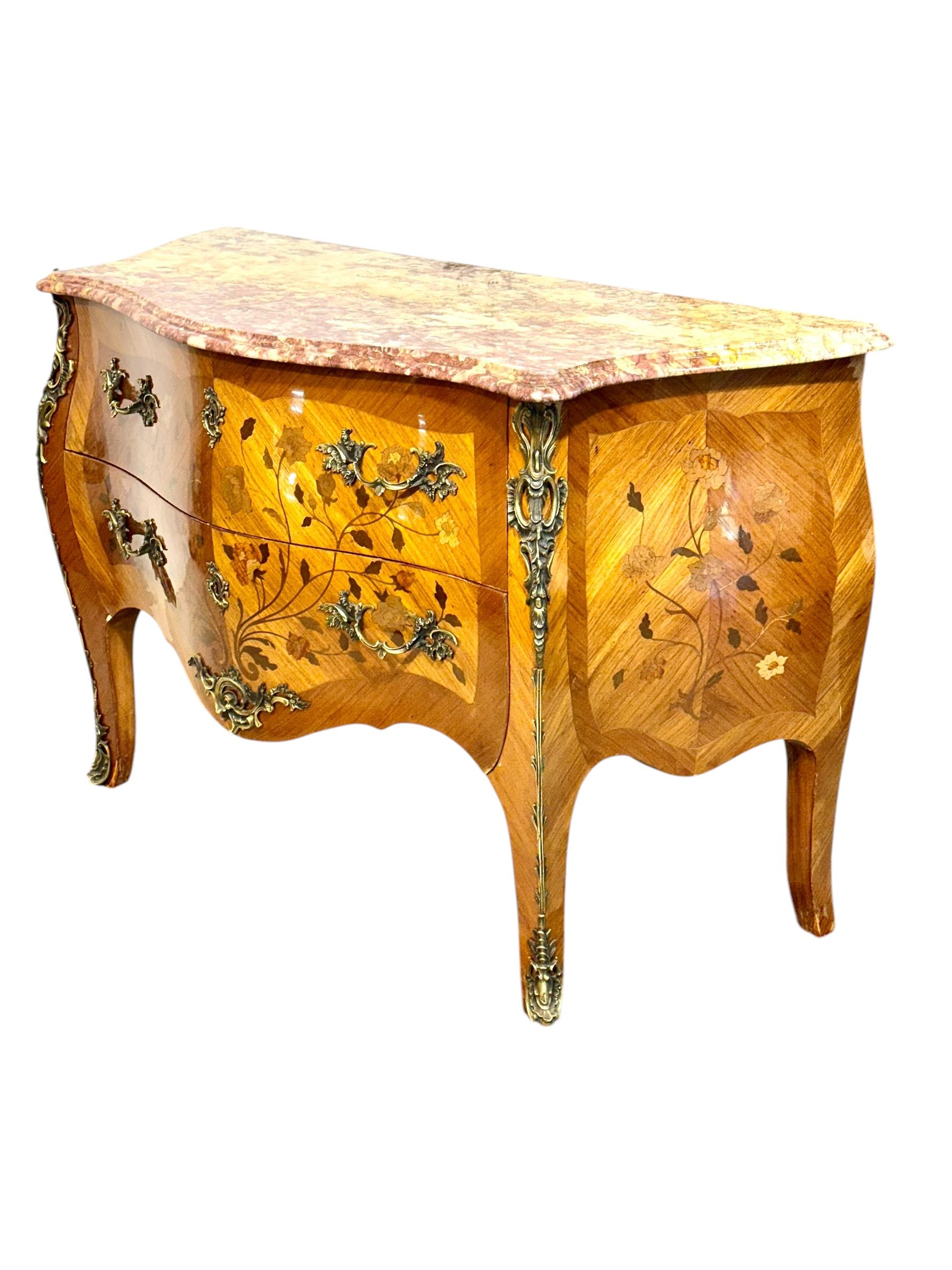 Commode marquetée de style Louis XV avec plateau en marbre, fin du XIXe siècle