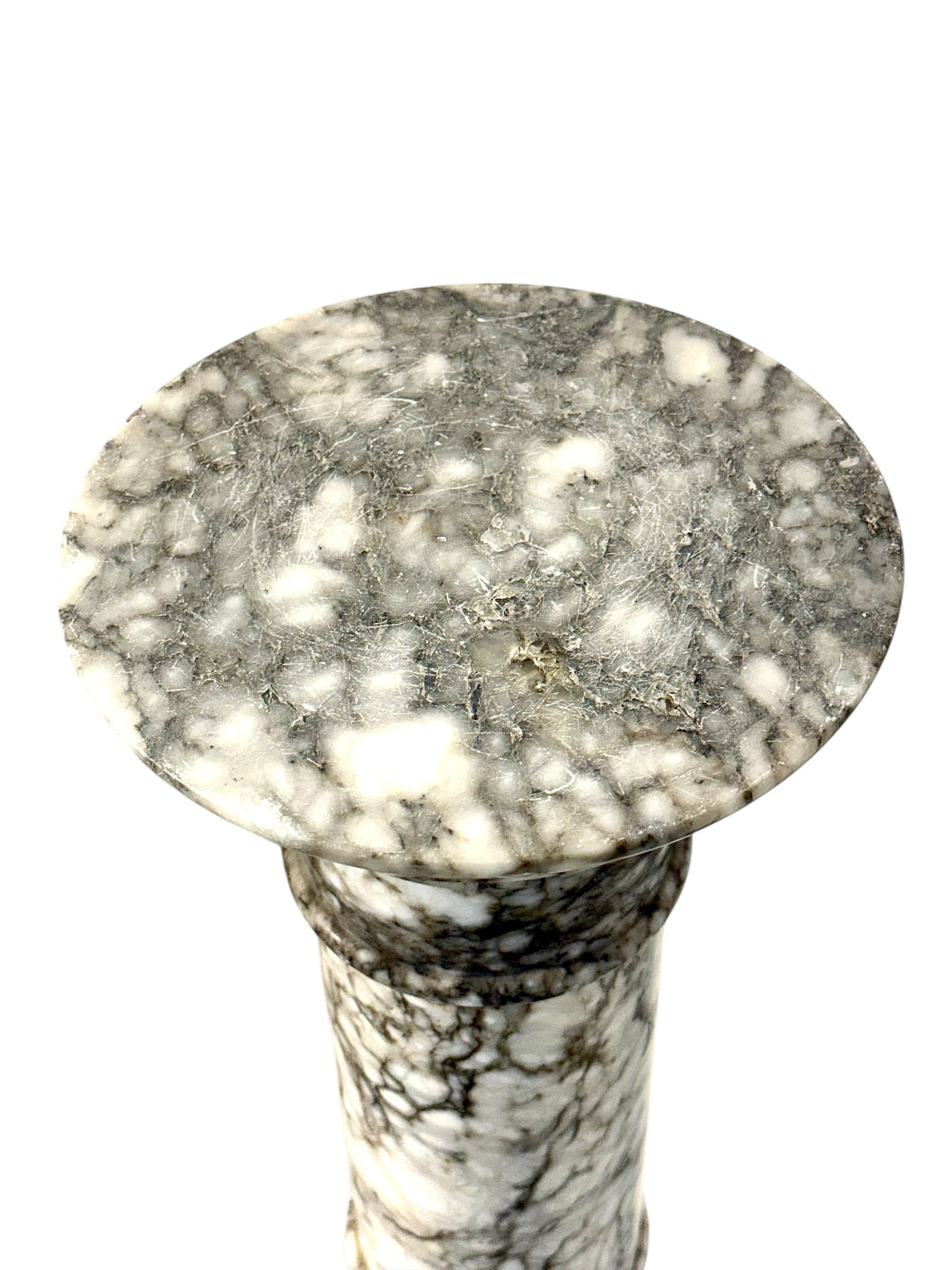 Colonne piédestal en marbre français du XIXe siècle, veinée de gris et de blanc