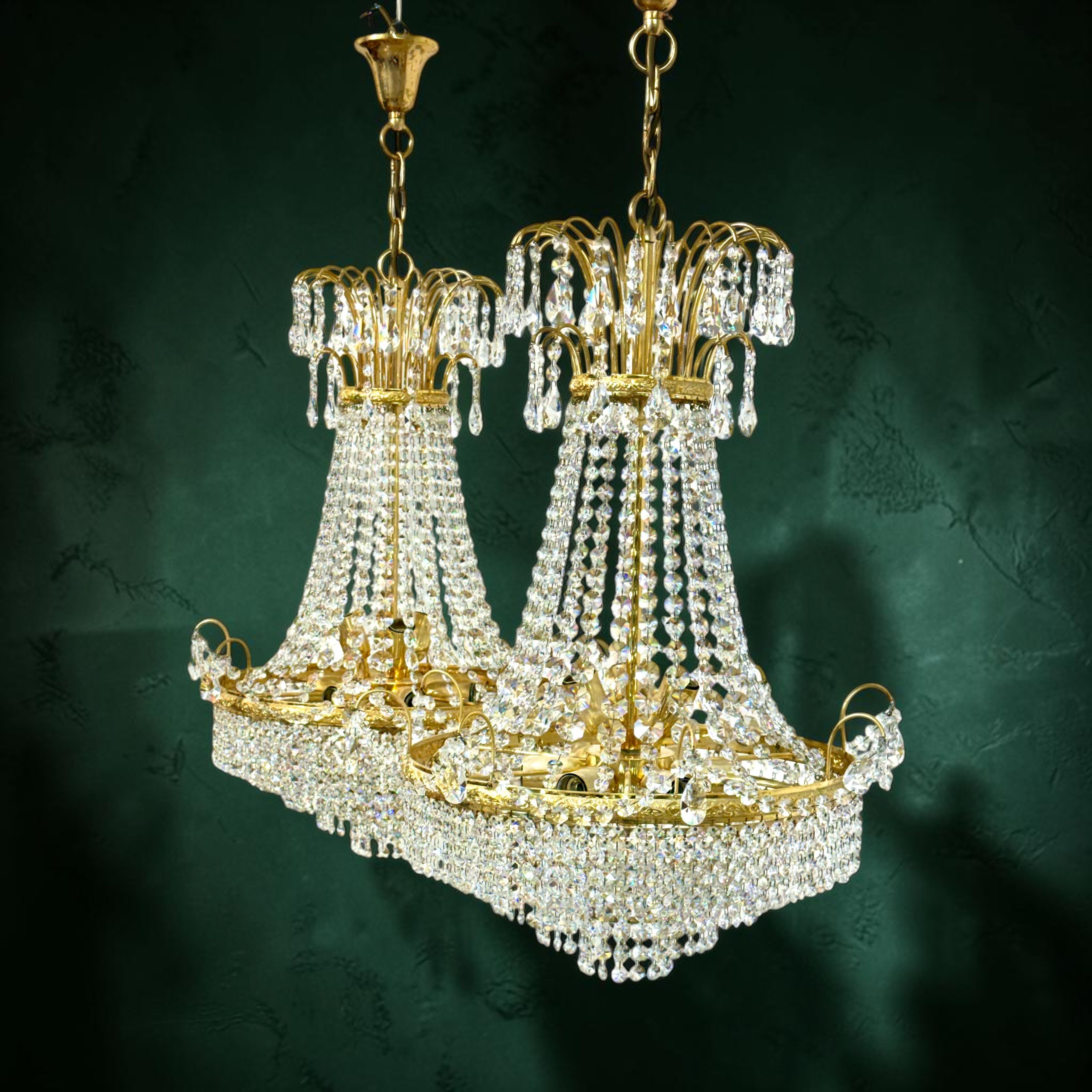 Paire de lustres en métal doré avec pampilles en verre, milieu du XXe siècle