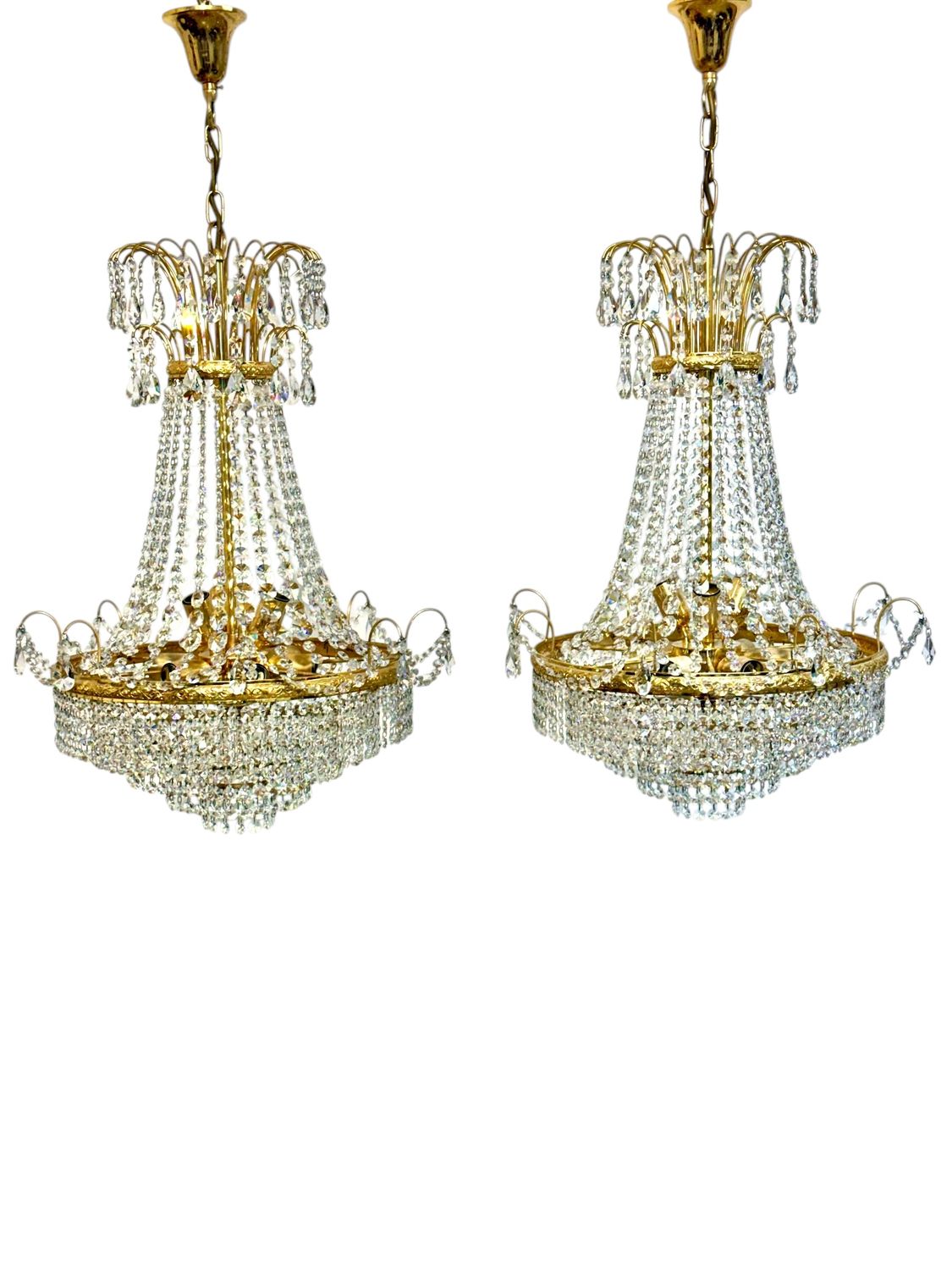 Paire de lustres en métal doré avec pampilles en verre, milieu du XXe siècle