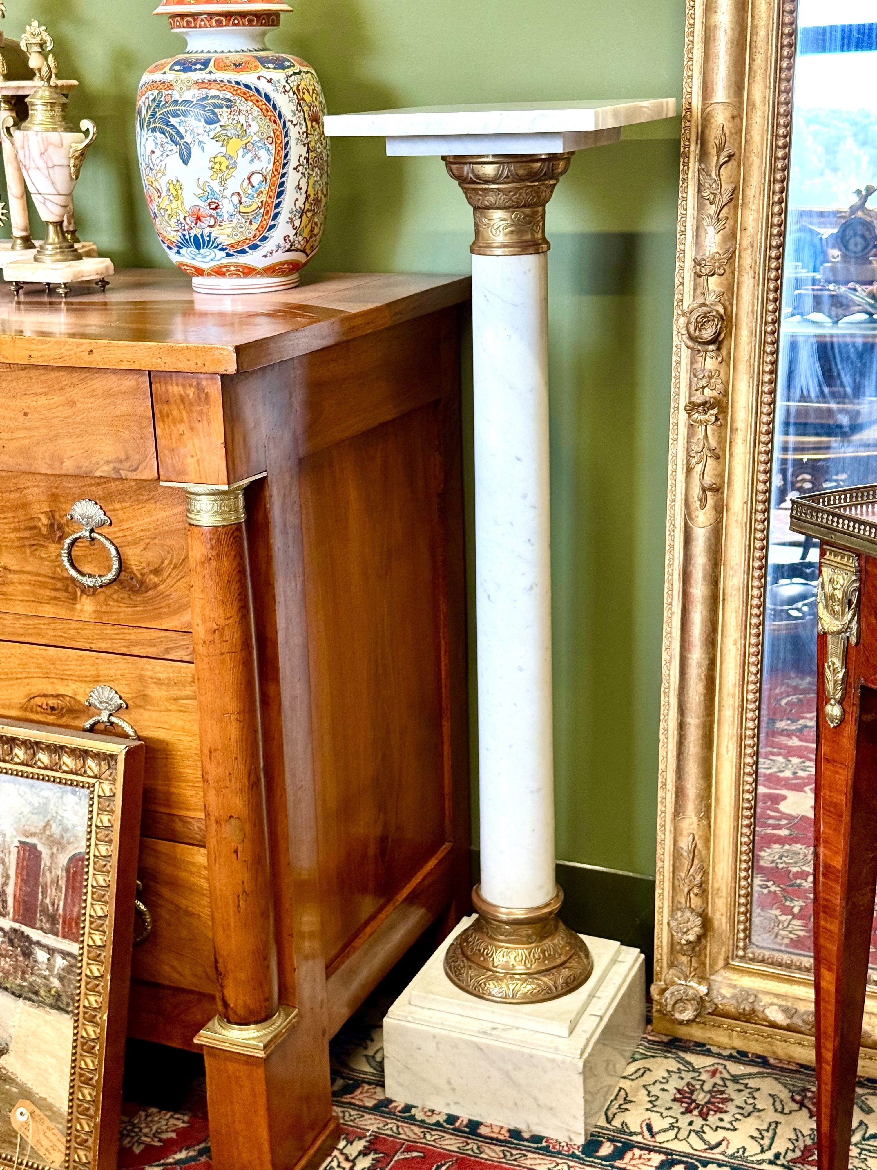 Colonne piédestal en Marbre Blanc Veiné  et bronze doré, France XIXe siècle