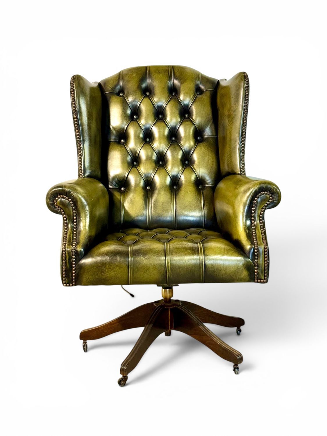 Fauteuil de bureau vintage pivotant en cuir vert olive style Chesterfield