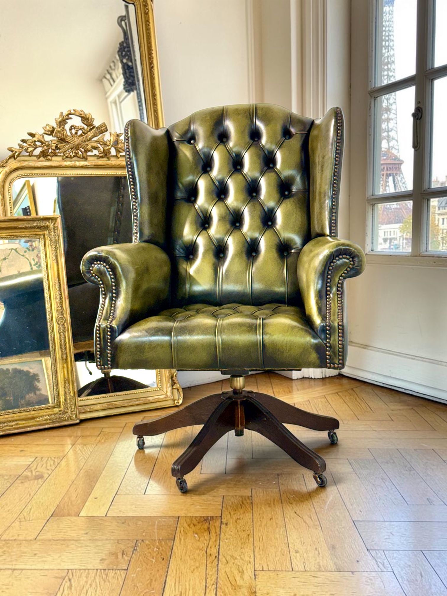 Fauteuil de bureau vintage pivotant en cuir vert olive style Chesterfield