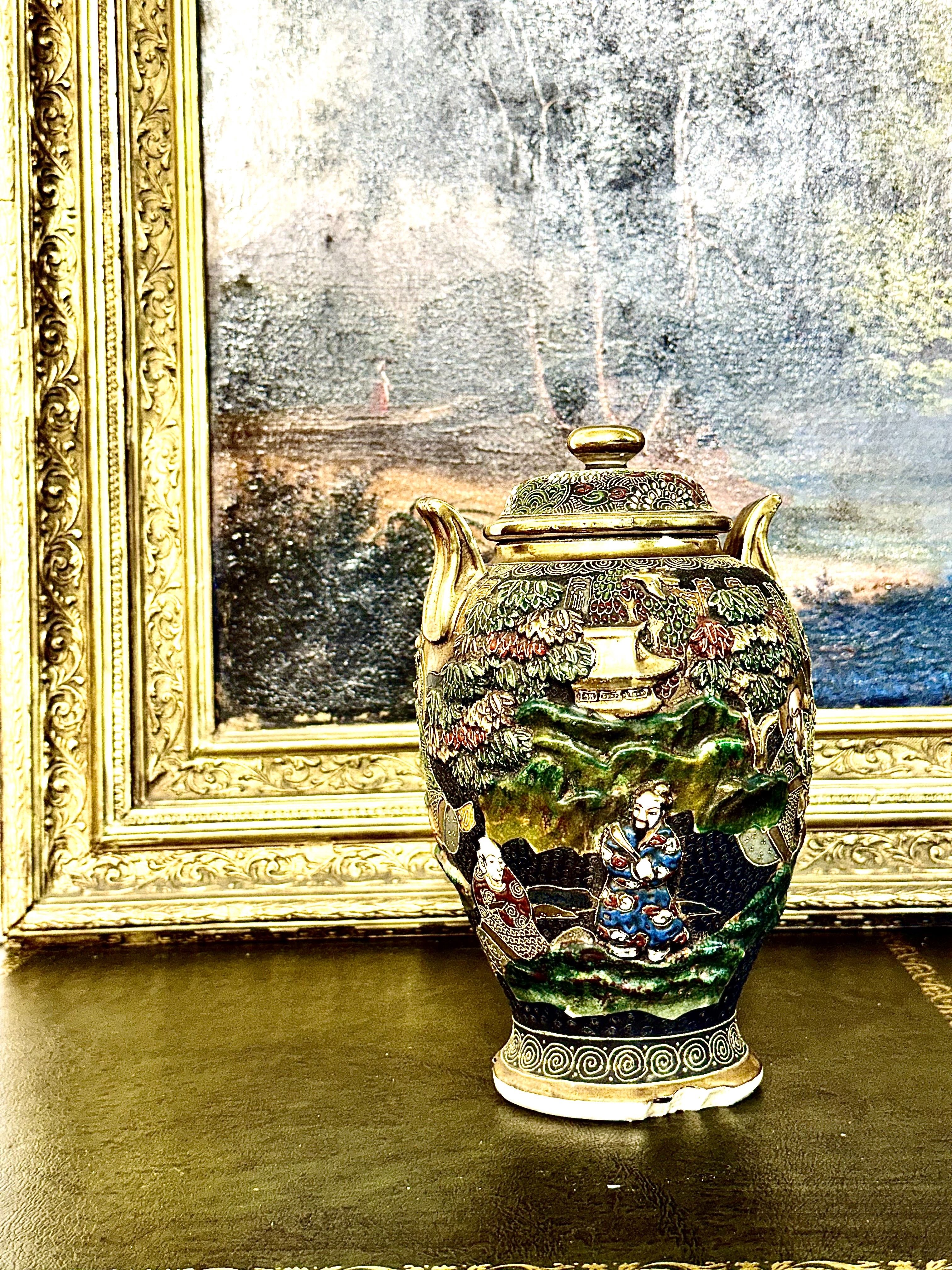 Vase couvert Satsuma Moriage japonais à décor figuratif