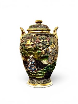 Vase couvert Satsuma Moriage japonais à décor figuratif