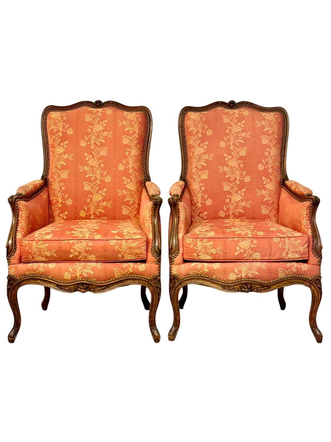 Paire de fauteuils bergères en noyer de style Louis XV, XIXe siècle