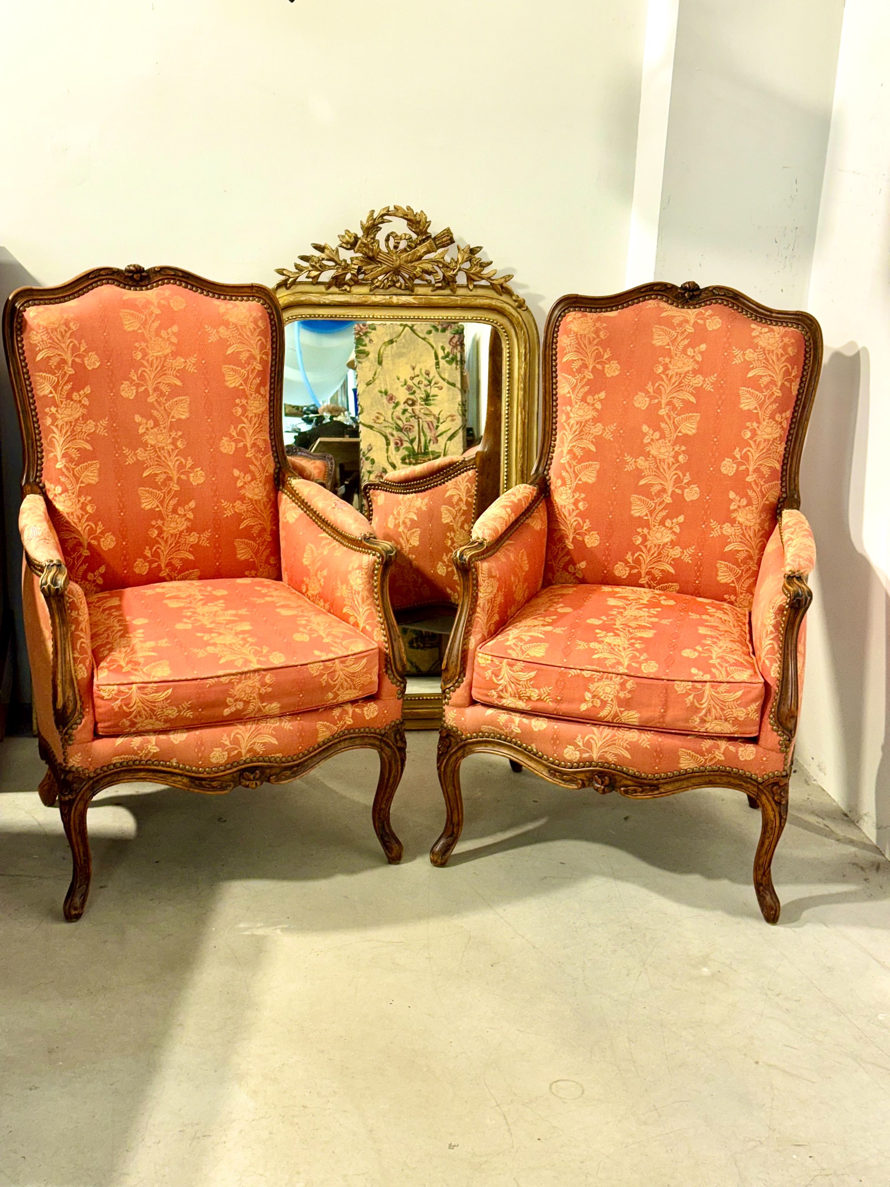Paire de fauteuils bergères en noyer de style Louis XV, XIXe siècle