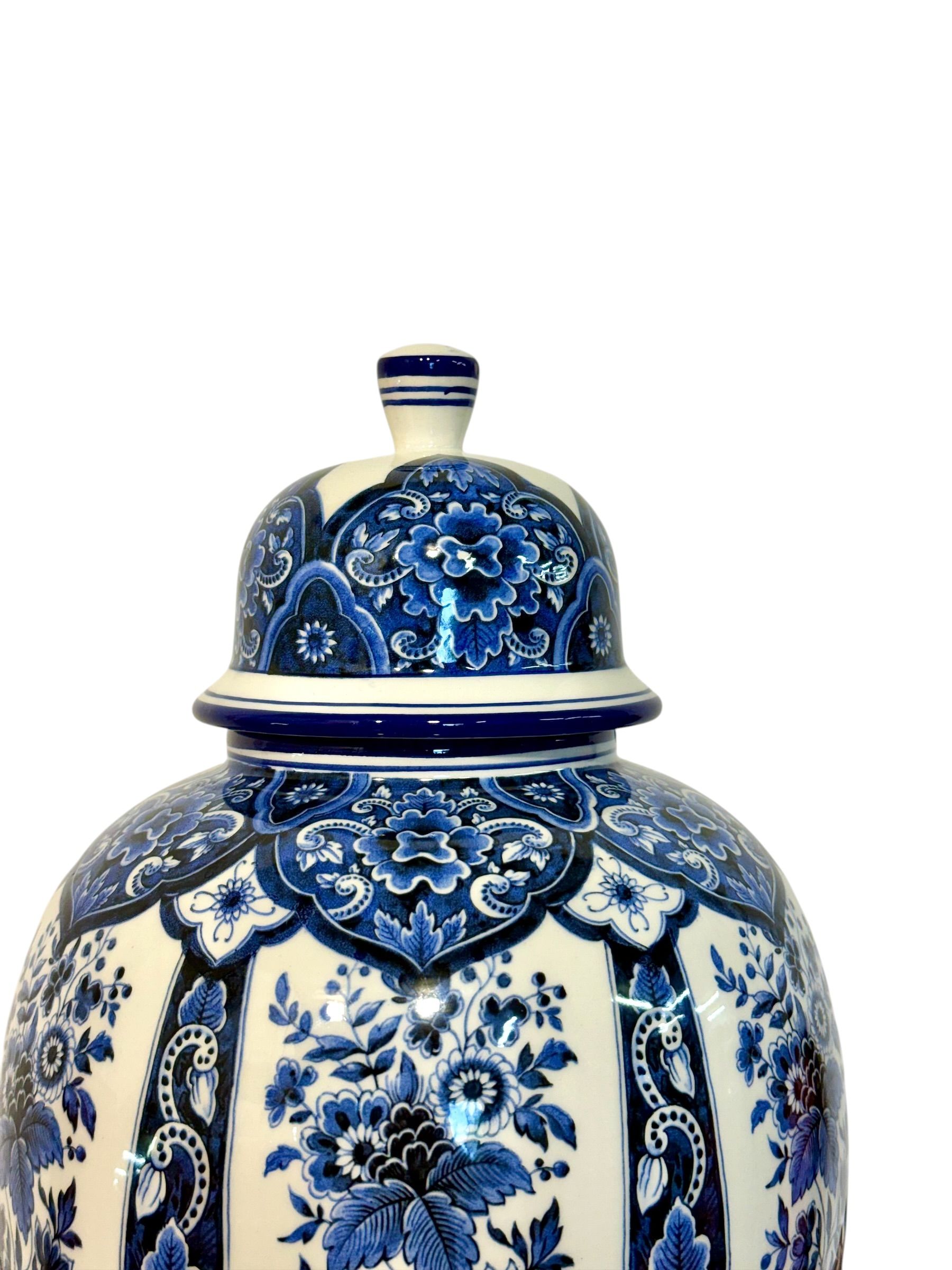 Grand vase couvert ou pot à gingembre en faïence de Delft blanche et bleue, XXe siècle