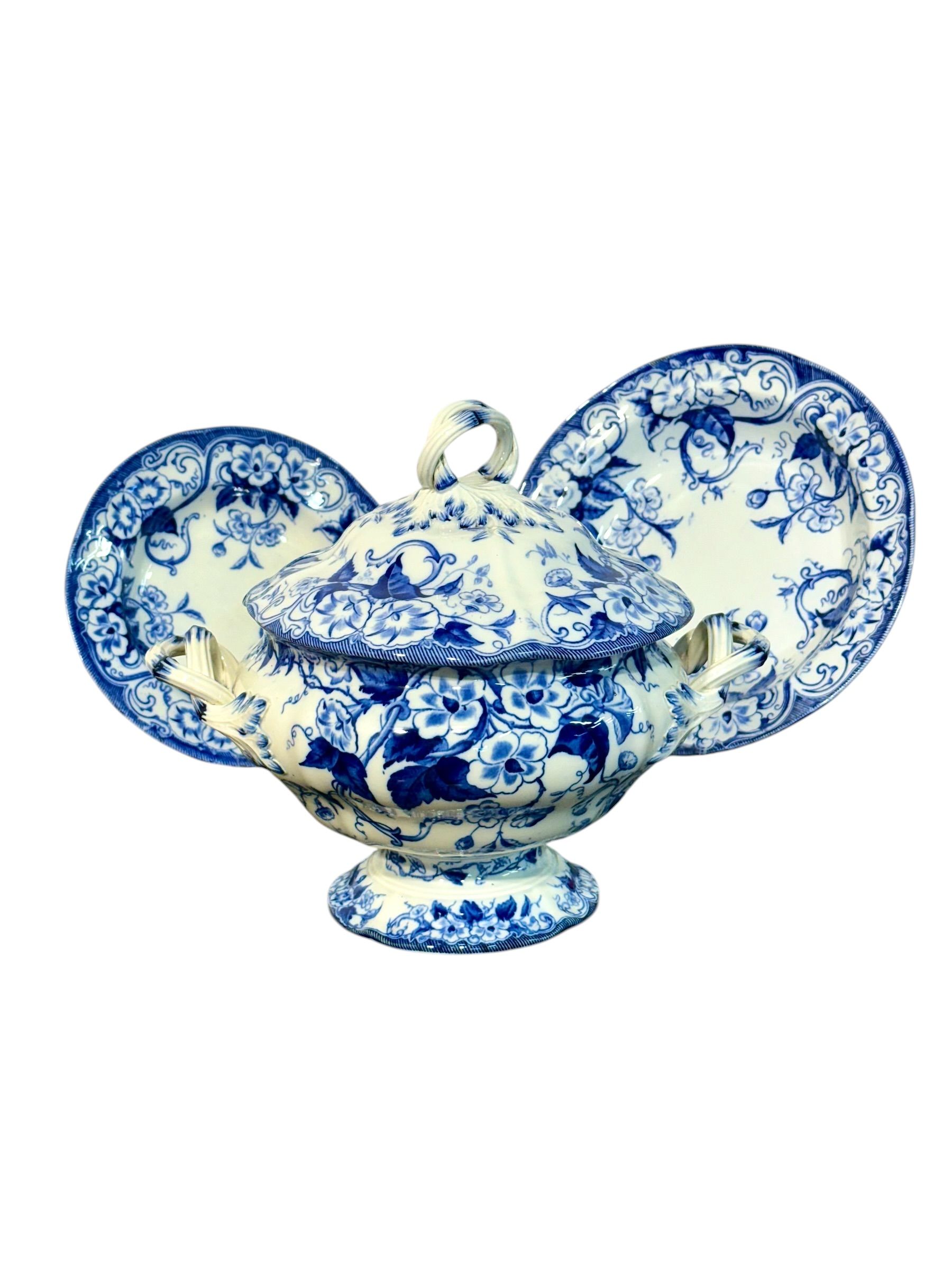 Soupière et plats en faïence blanche et bleue à décor floral de Creil Montereau, XIXe siècle