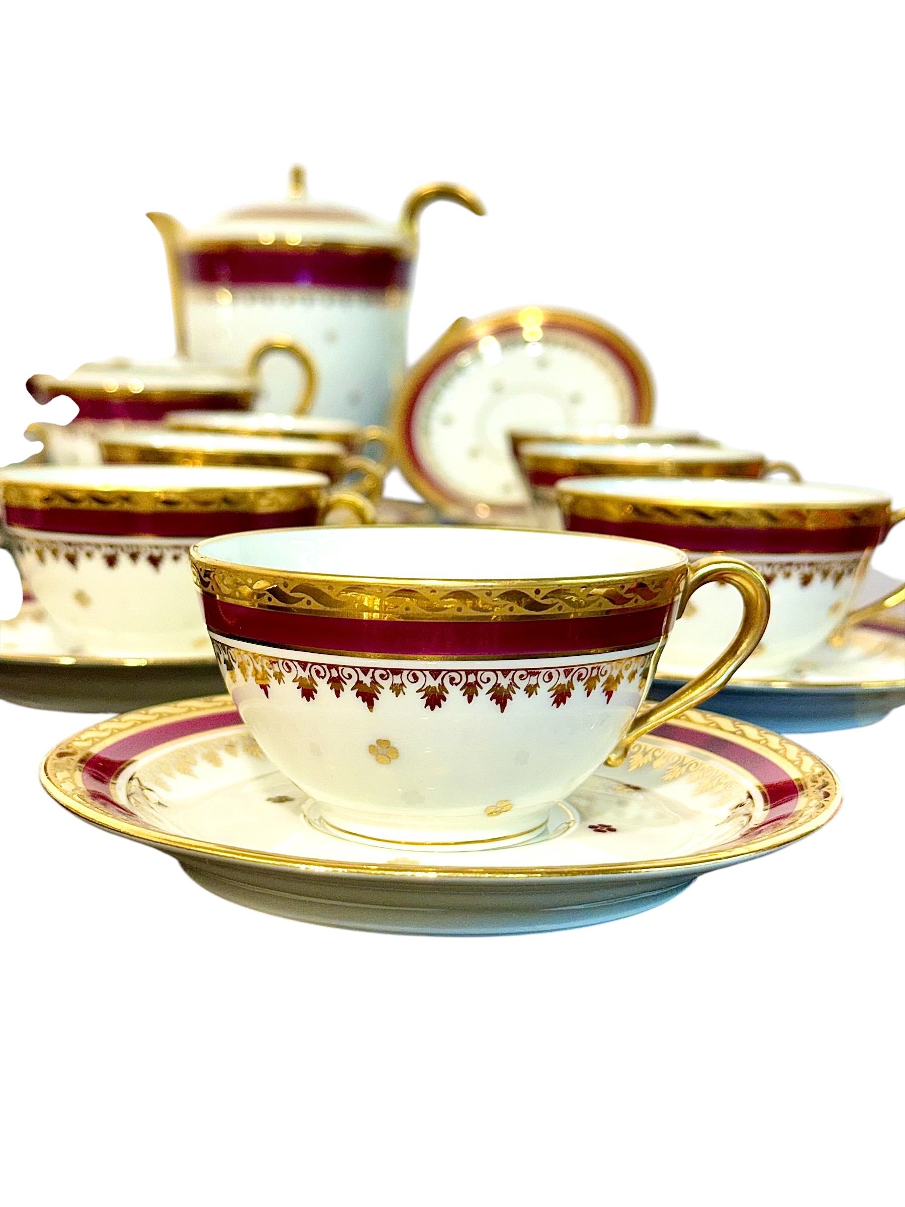 Service à thé Unique en porcelaine de Limoges, bordeaux et dorure, XXe siècle