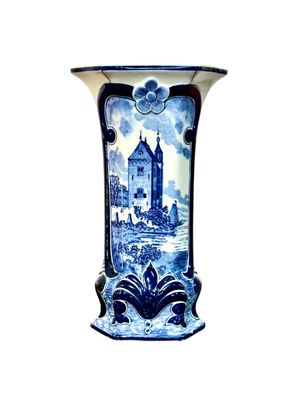 Vase hexagonal en faïence bleue de Delft du XXe siècle, à décor paysager