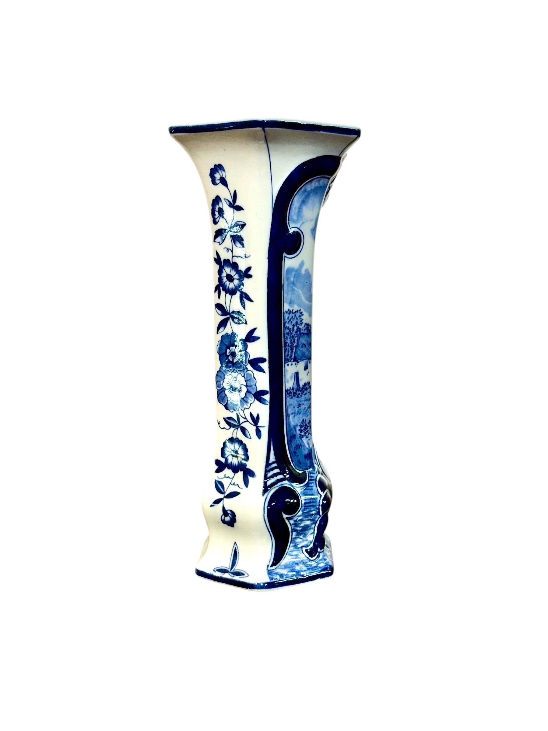 Vase hexagonal en faïence bleue de Delft du XXe siècle, à décor paysager