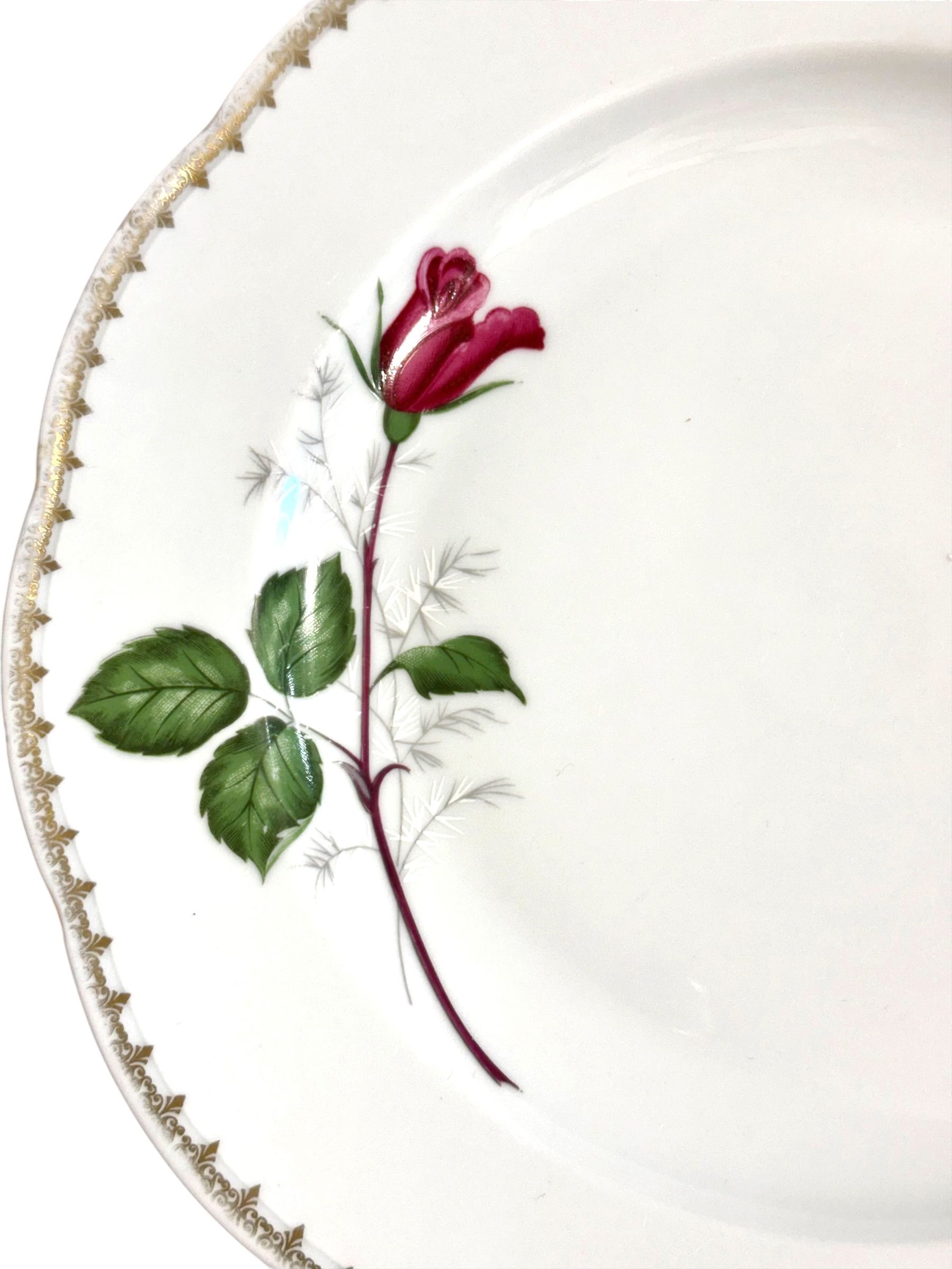 Service de table en porcelaine française à motif de roses, 45 pièces