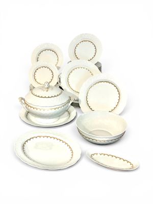 Service en porcelaine fine dorée Bernardaud Limoges « Rimbaud » de 52 pièces