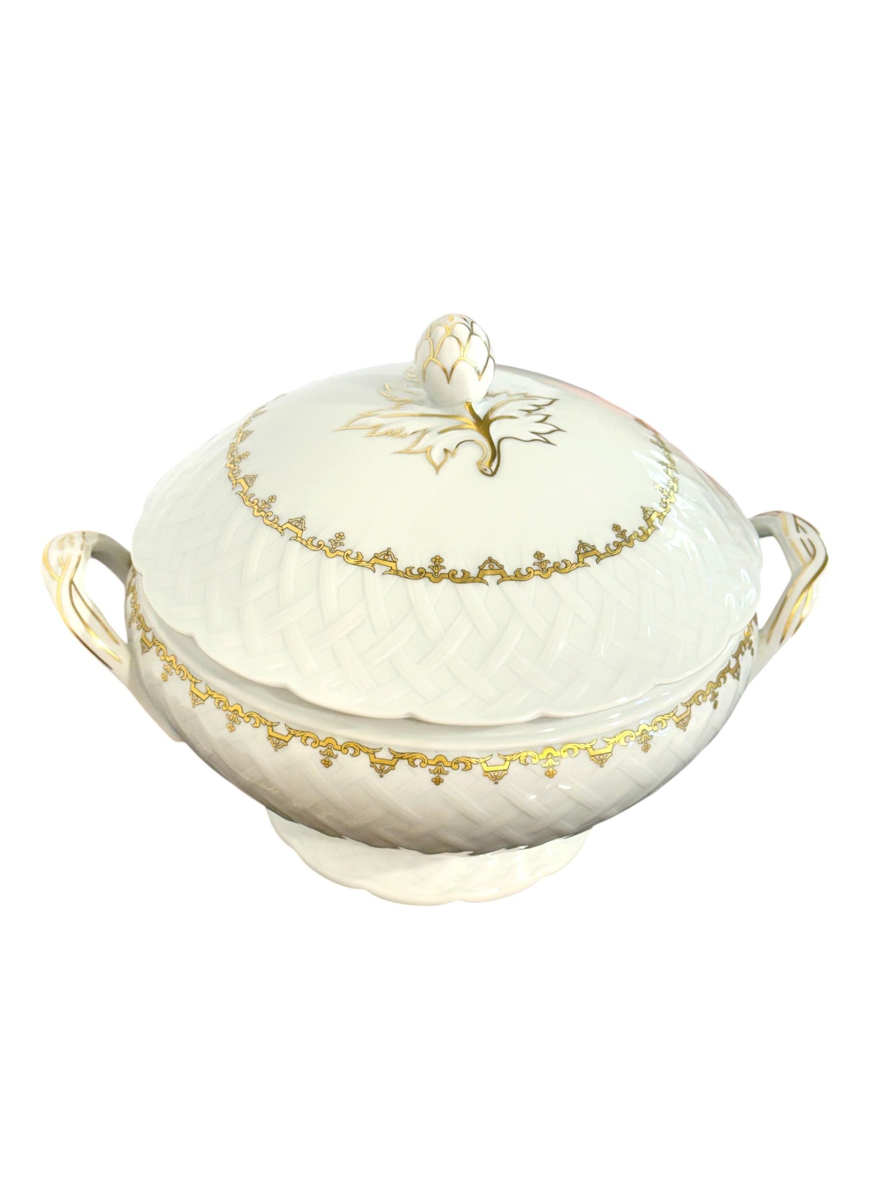 Service en porcelaine fine dorée Bernardaud Limoges « Rimbaud » de 52 pièces
