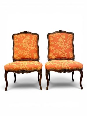 Paire de chaises d'appoint en noyer sculpté de style Louis XV, France, vers 1880