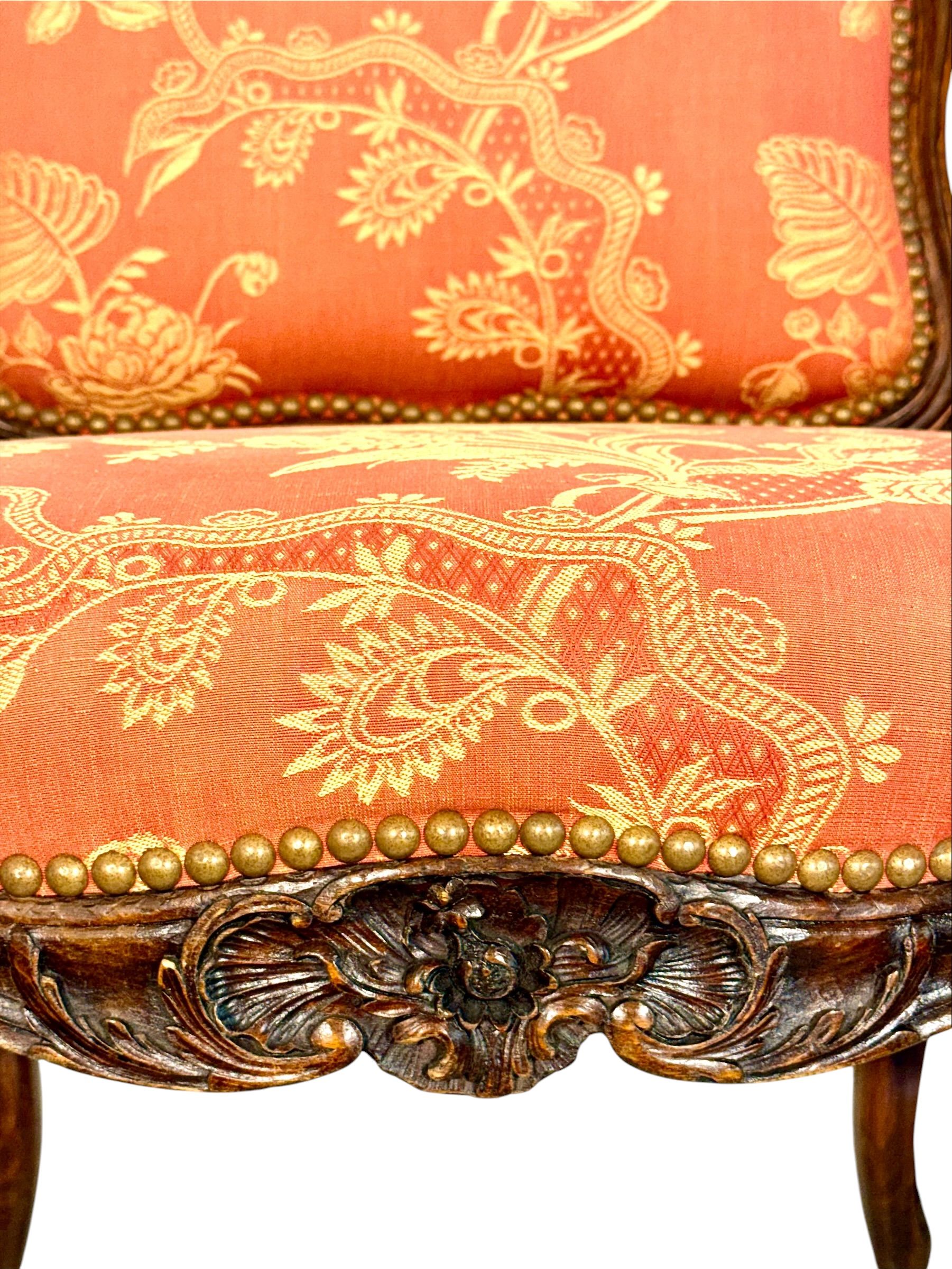 Paire de chaises d'appoint en noyer sculpté de style Louis XV, France, vers 1880