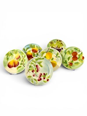 Suite de six assiettes à dessert aux fruits en barbotine de Saint Clément, vers 1900