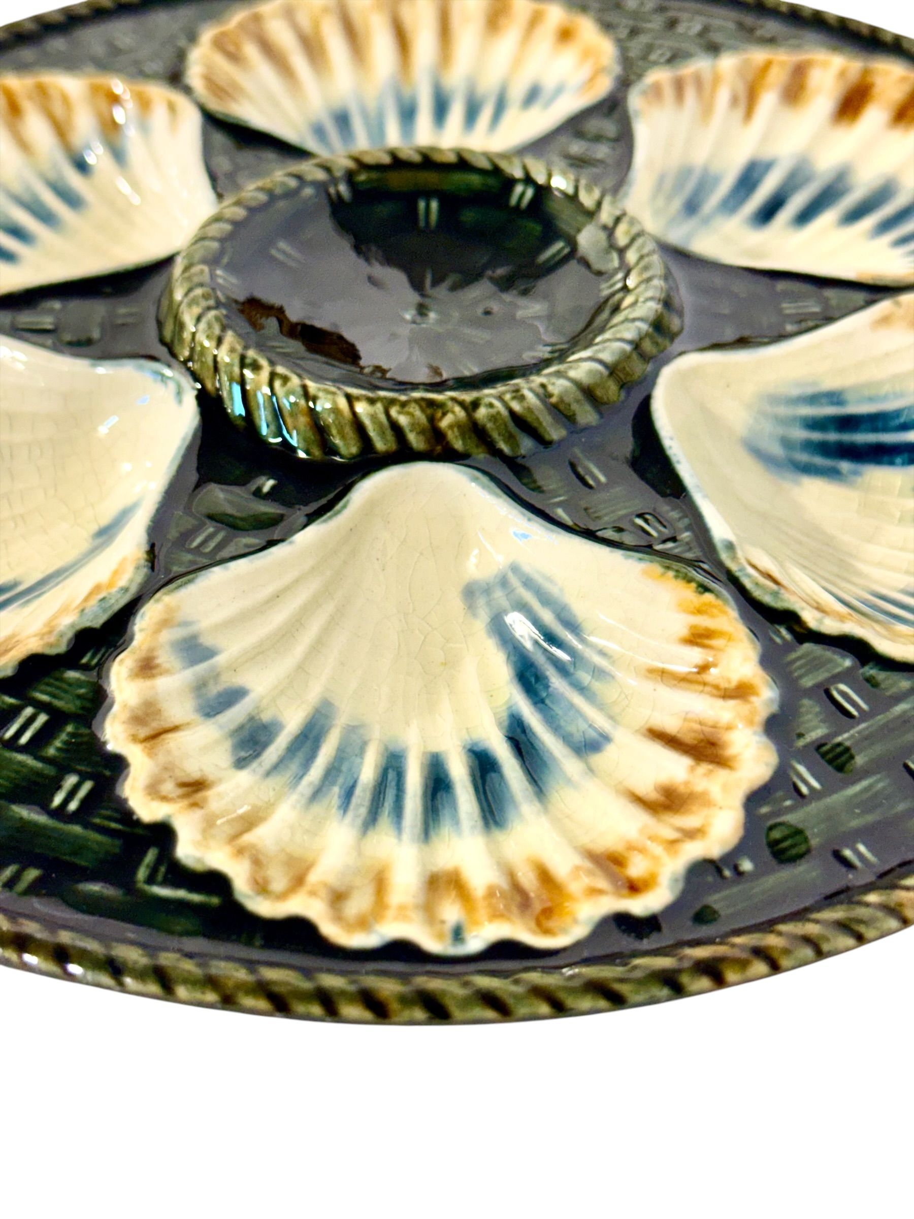 Ensemble de six assiettes à huîtres en faïence Barbotine de Longchamp, France, vers 1890