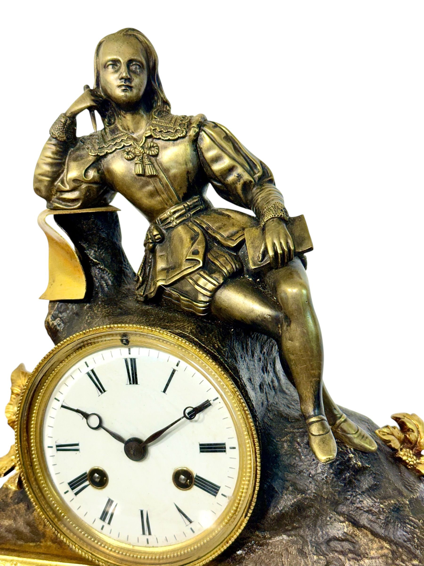 Horloge décorative de cheminée Napoléon III avec figure de lettré, France vers 1870