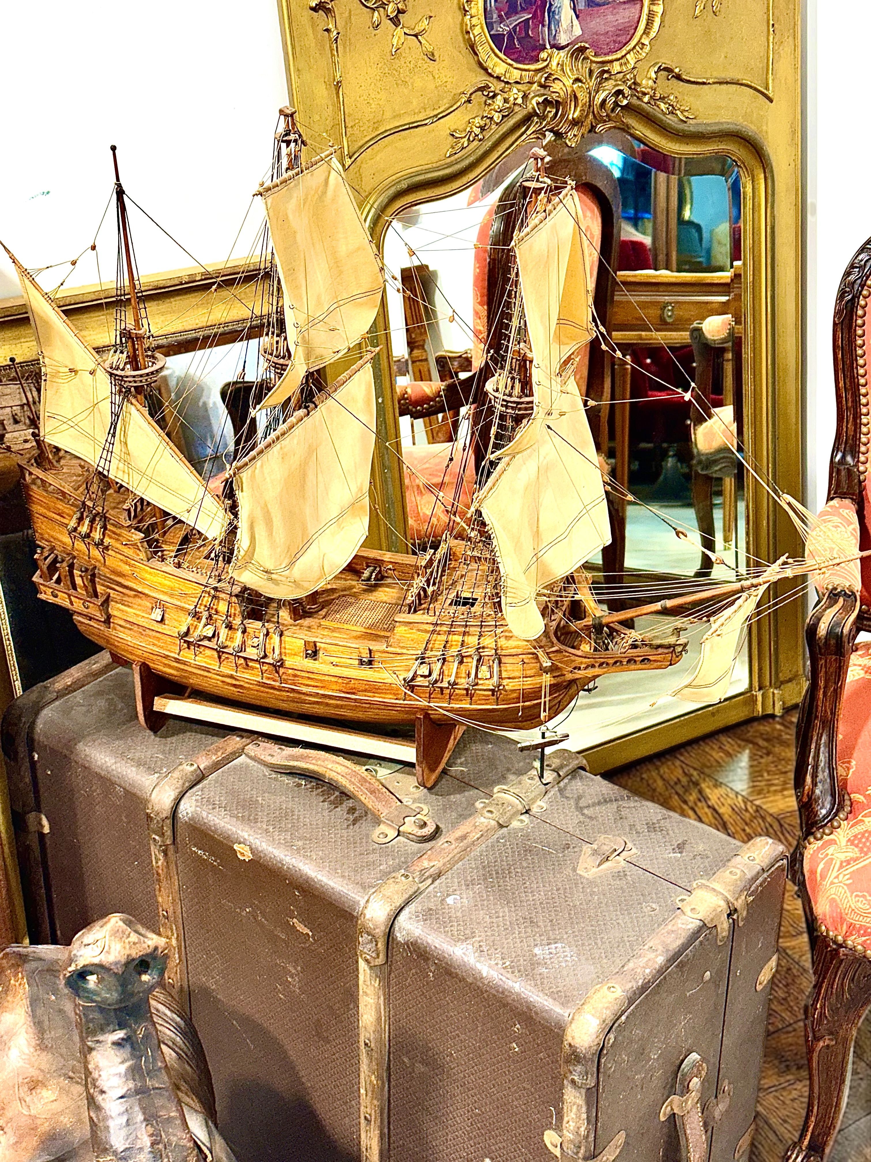 Maquette artisanale en noyer d'un galion du XVIIe siècle