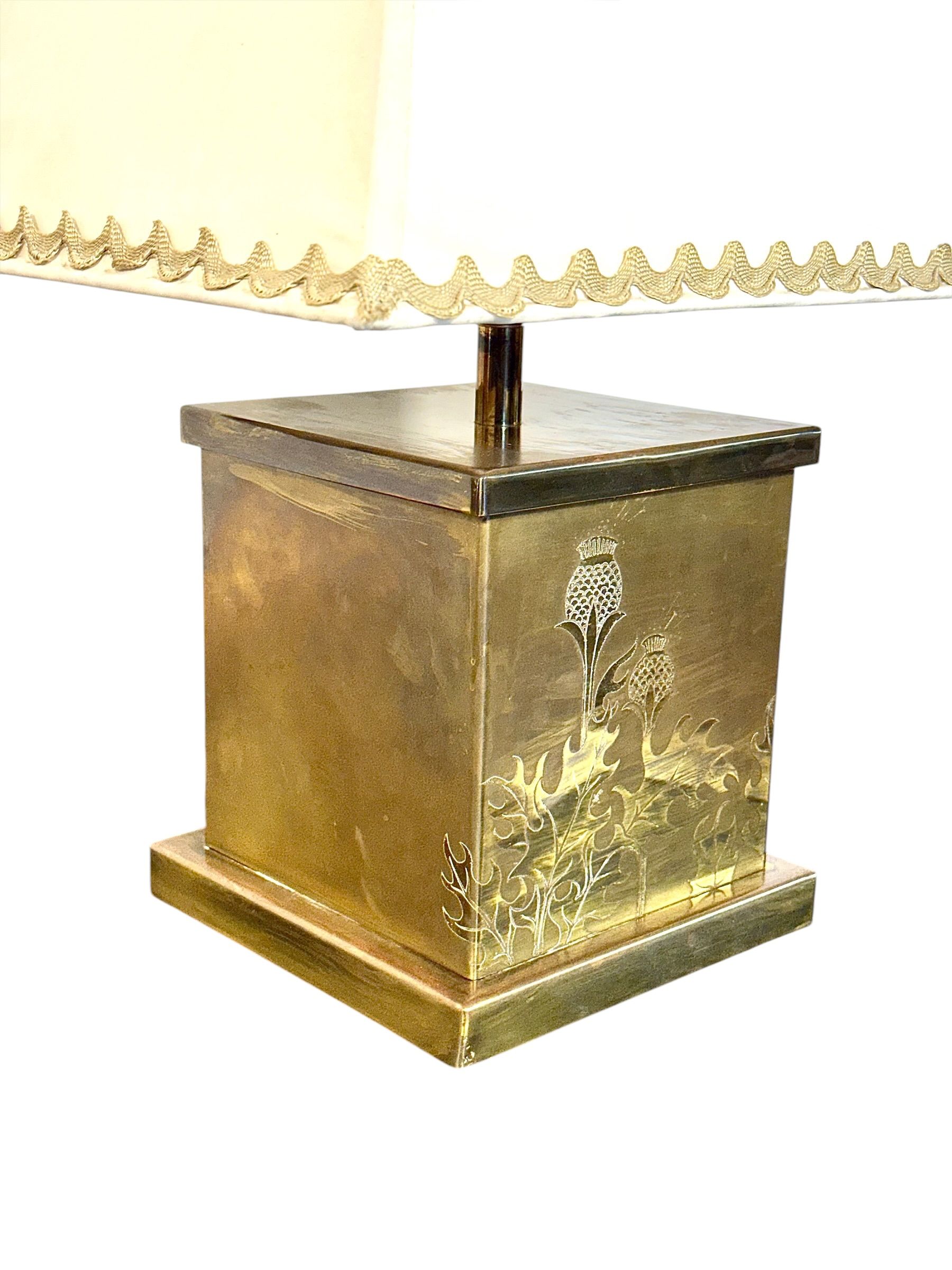 Lampe de table en laiton doré ornée d'un motif de chardon finement gravé