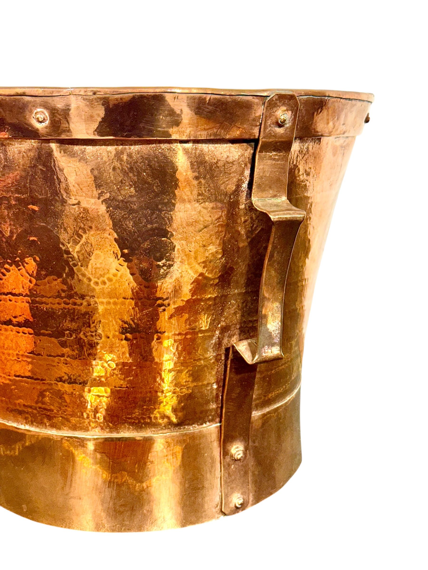 Mesure à grains en cuivre martelé à la main, française du XIXe siècle